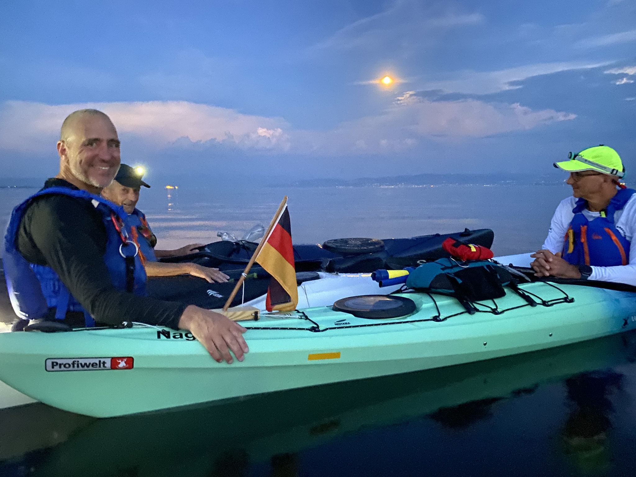 Übergabe bei Friedrichshafen-Fischbach vom Lindauer Kanuclub an den Paddel-Club Kreuzlingen (vlnr Peter Hohage, Stefan Baiker, Thorsten Arp; Foto: Stephan Pfefferli)