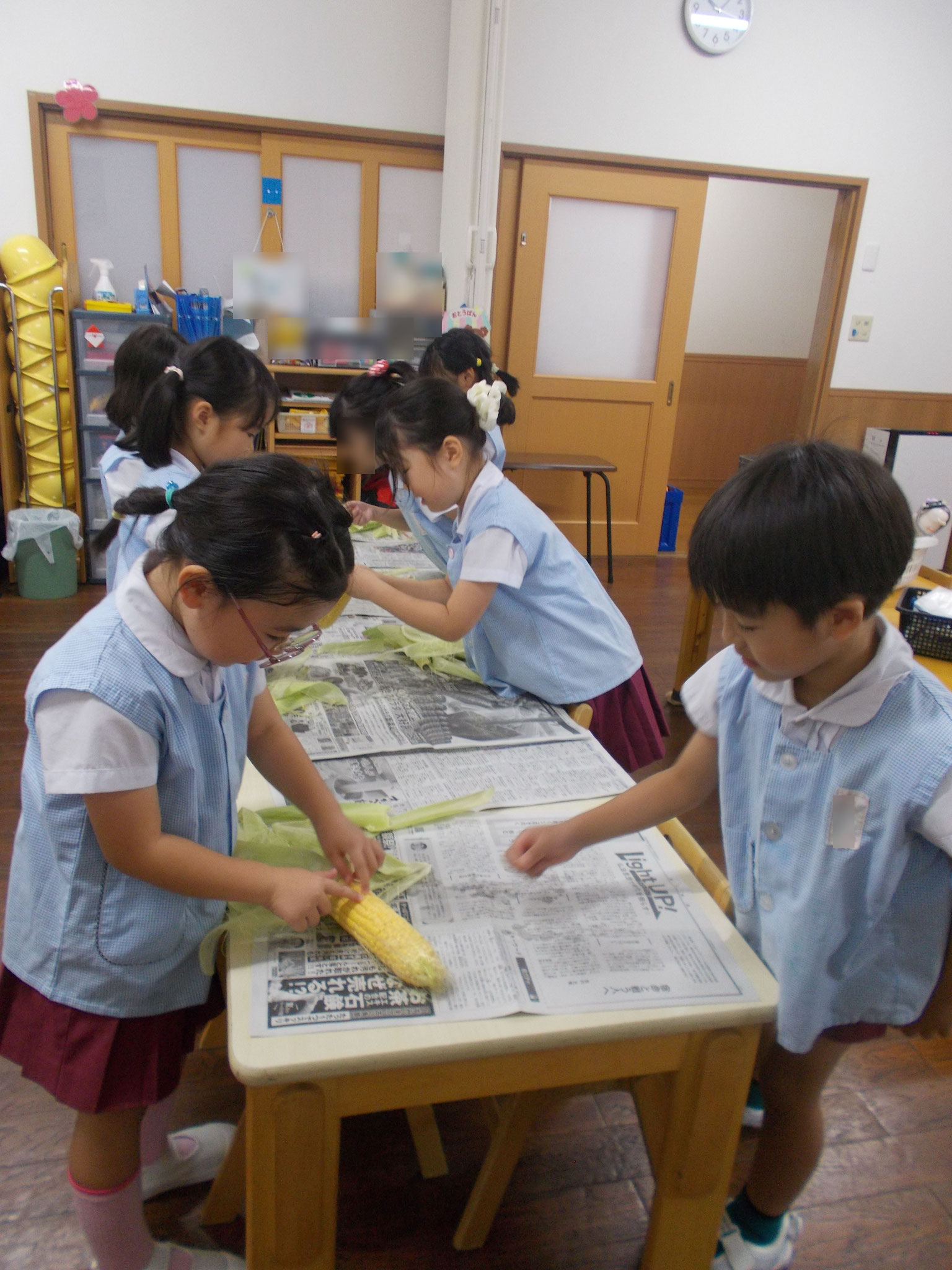 とうもろこしの皮むきをおてつだい