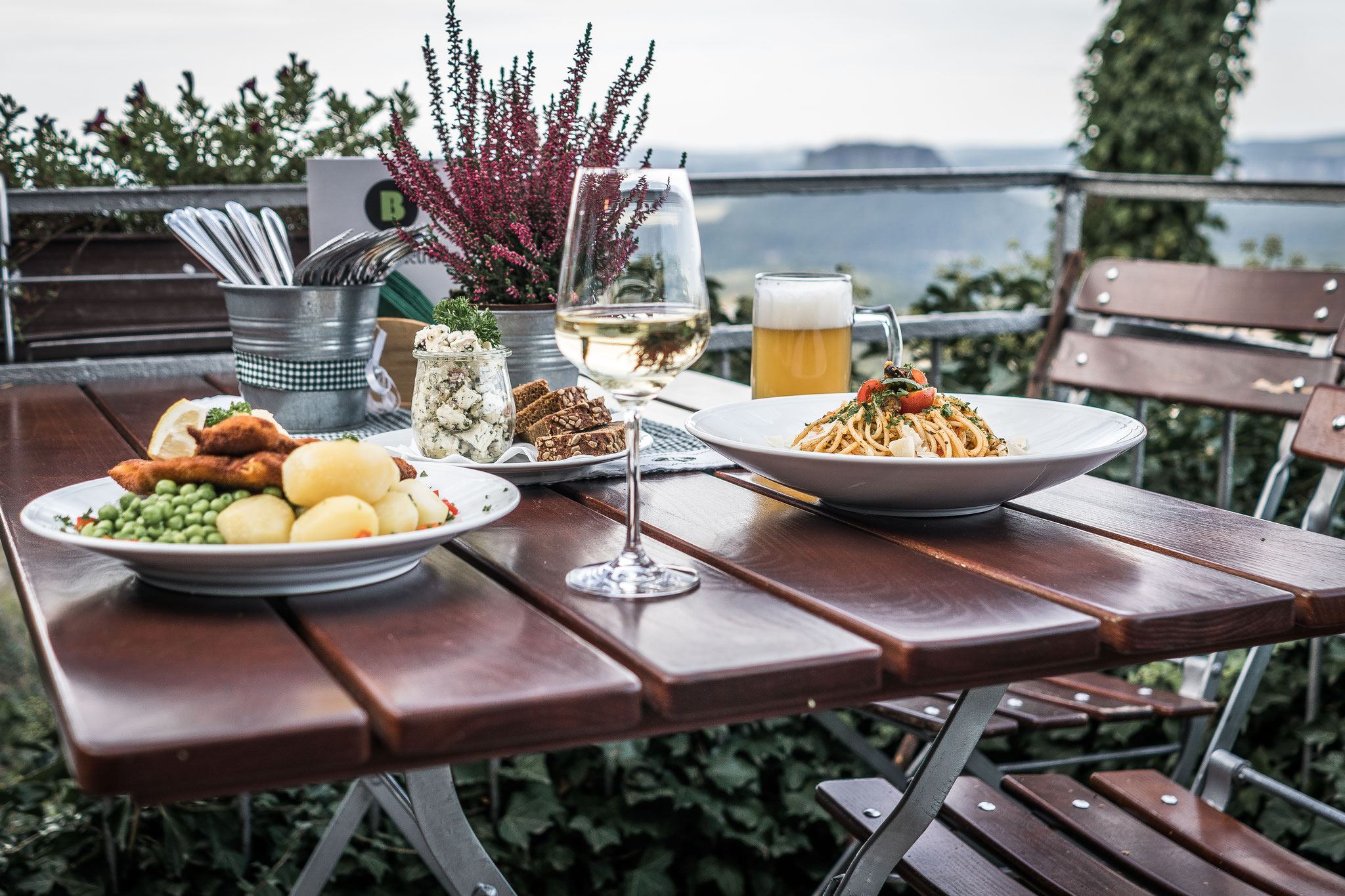 Genießen Sie einen fantastischen Ausblick in die Sächsische Schweiz bei feinem Essen