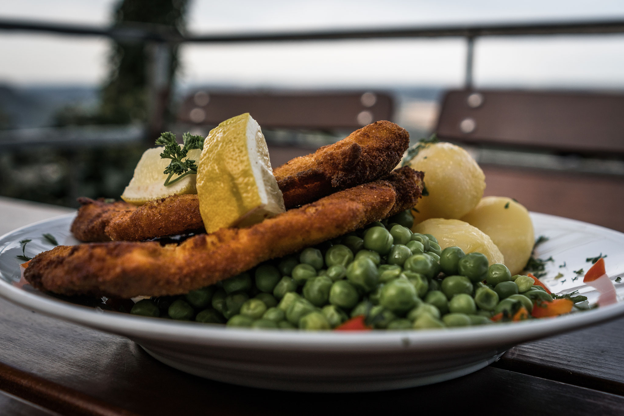 Schweineschnitzel vom sächsischen Schwein mit Buttererbsen und Kartoffeln