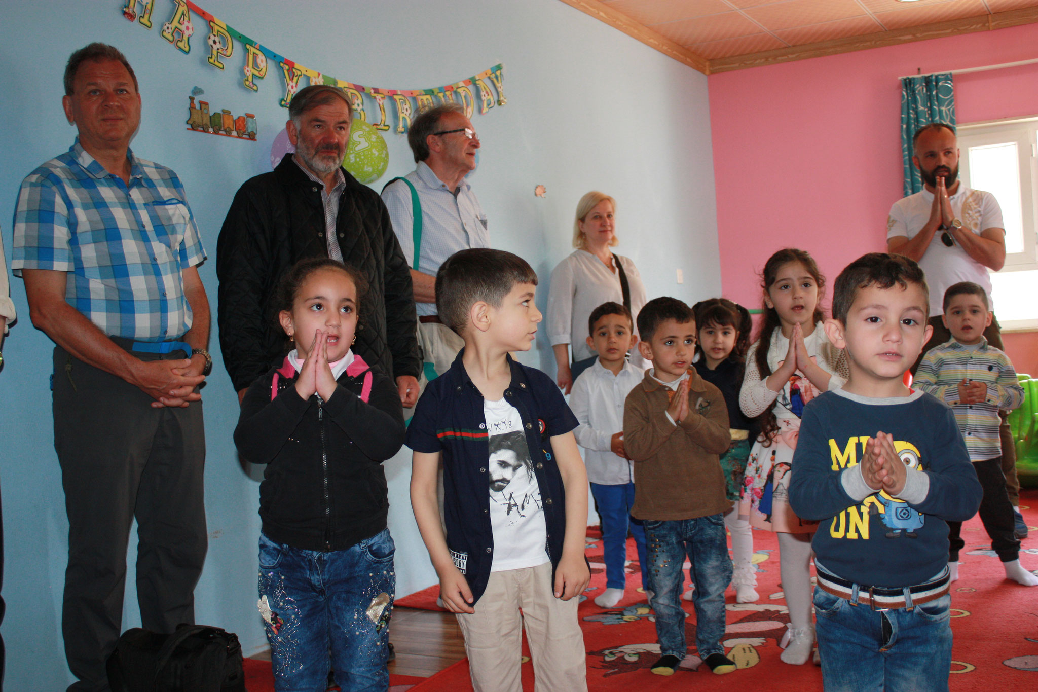 Die Delegation besucht den von ICO und Kirche in Not finanzierten Pfarrkindergarten in Enishke