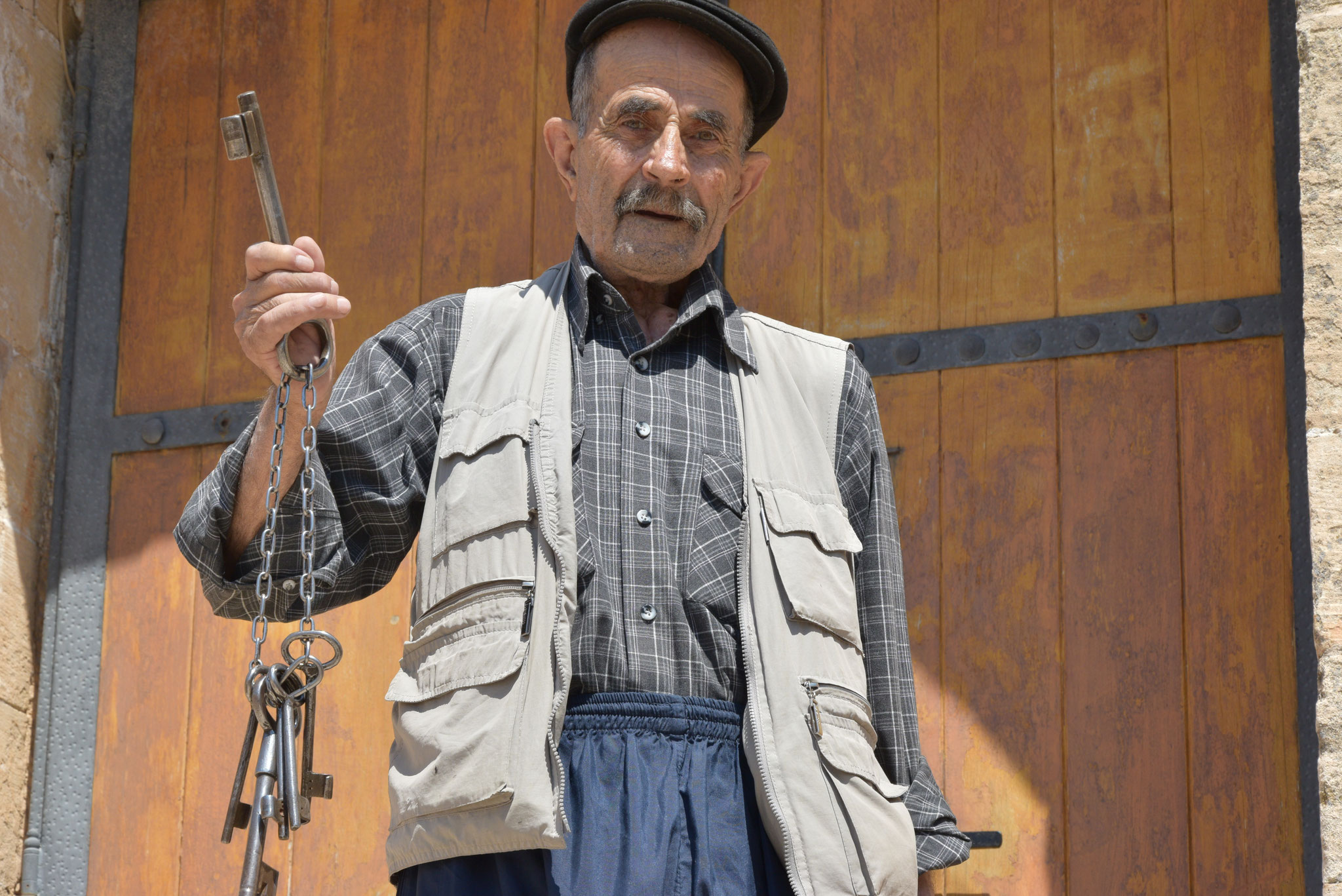 Die letzten verblieben Christen sind stolz auf ihre Kirchen. (Hier der 87-jährige Herr Elias mit den Schlüsseln zur Mor Schmuni-Kirche in Mardin.)