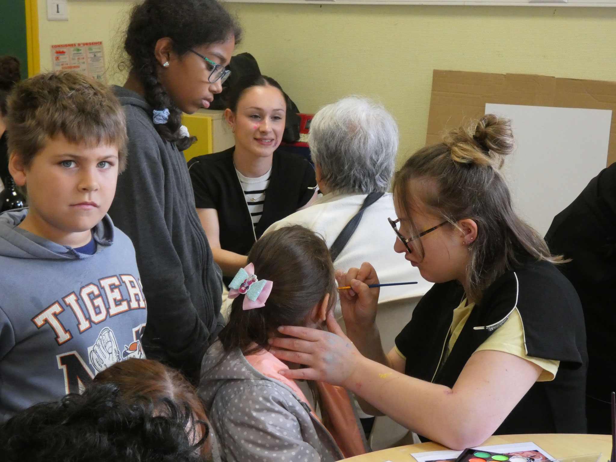 Maquillage des enfants par les étudiants de Saint Gabriel