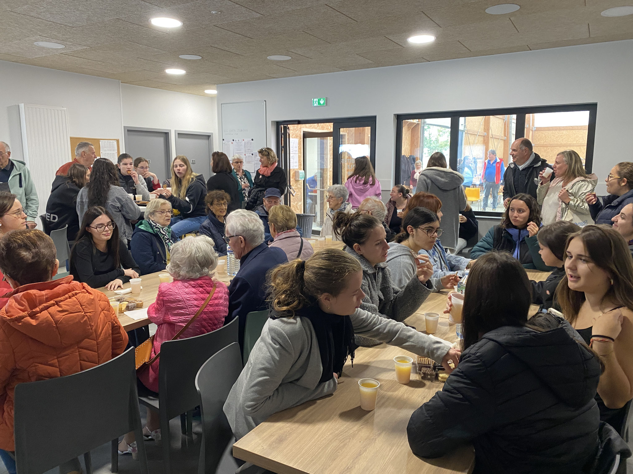 Ambiance conviviale et accueil au foyer des Clubs