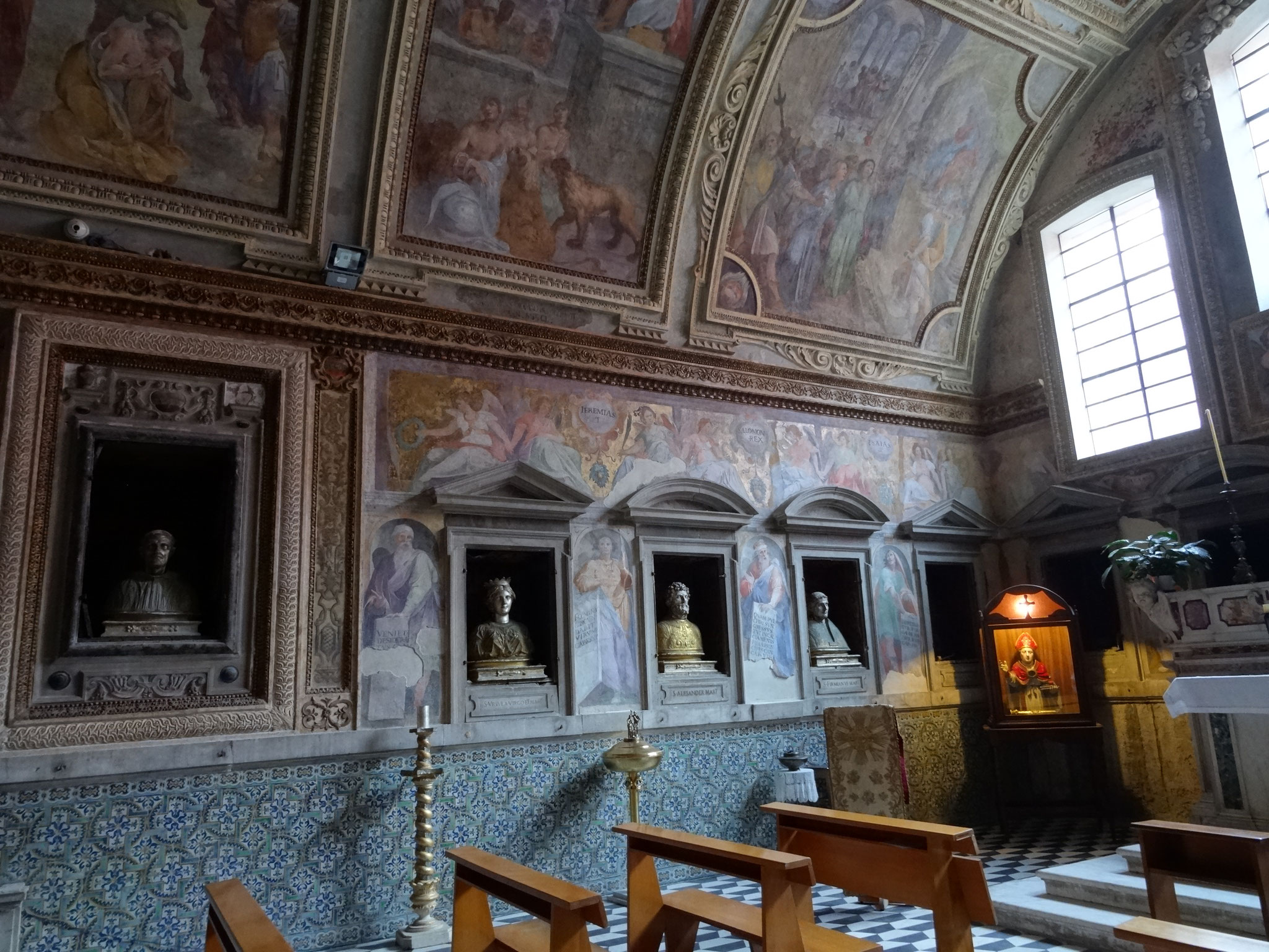 Busti dei SS Eunomio vescovo, Orsola, Primiano e Pascasio abate. Le scritte alle basi dei busti sono errate 