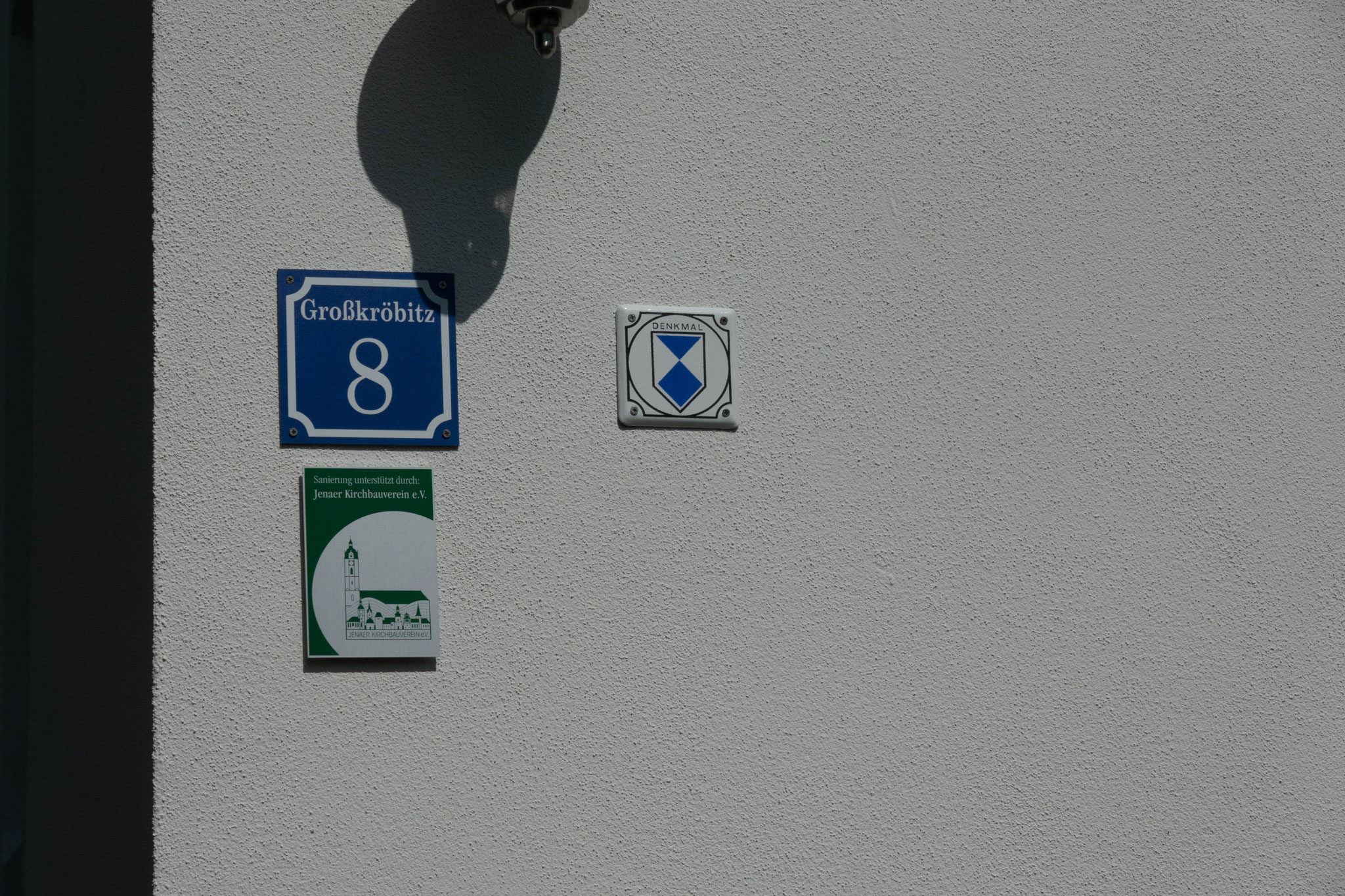 Die KBV-Plakette am Gemeindehaus