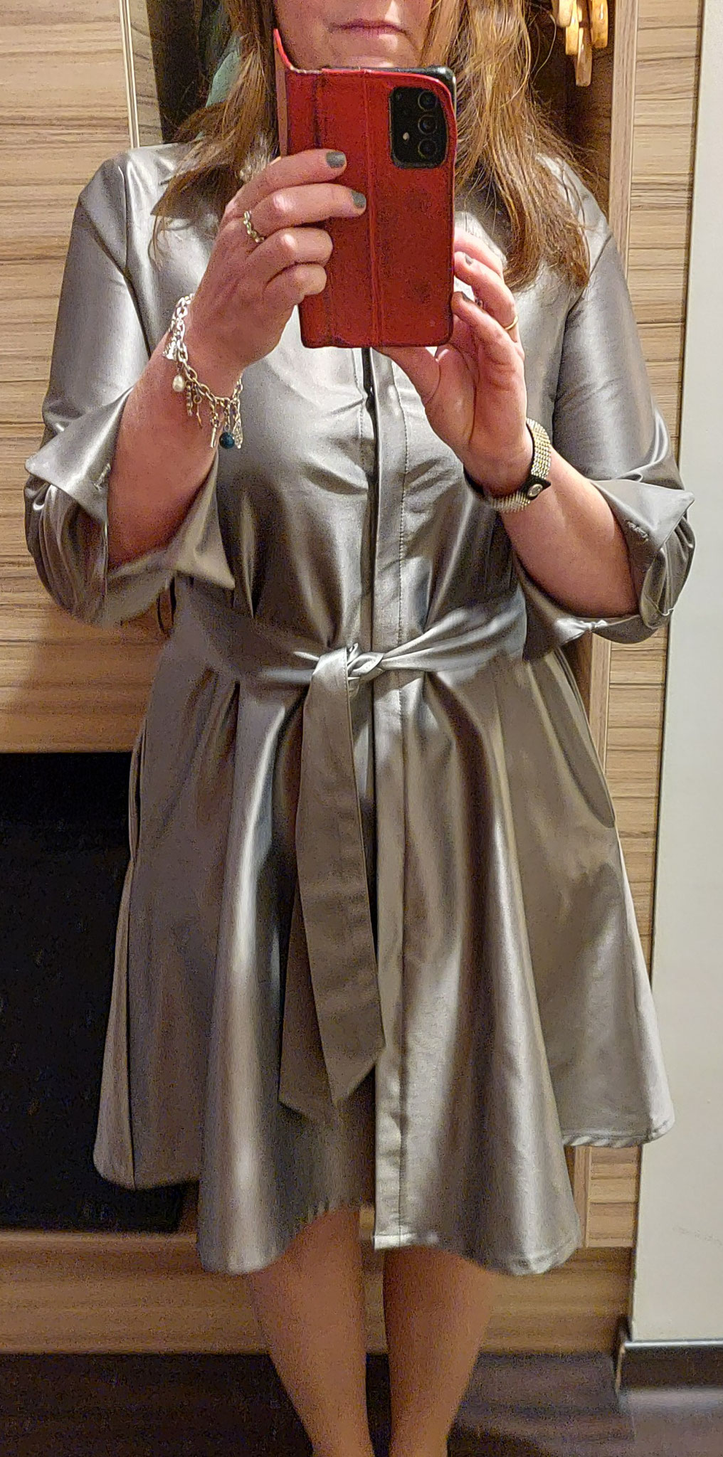 Kleid mit Bindegürtel und Knopfleiste