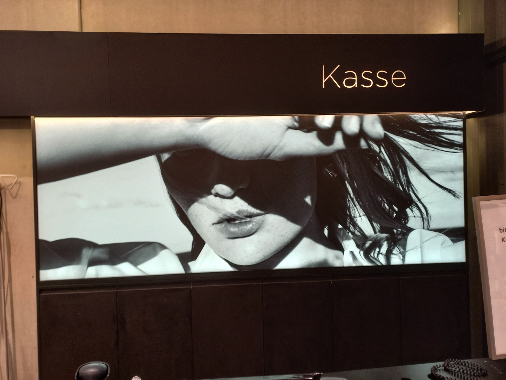 Leuchtbanner hinter einer Kasse
