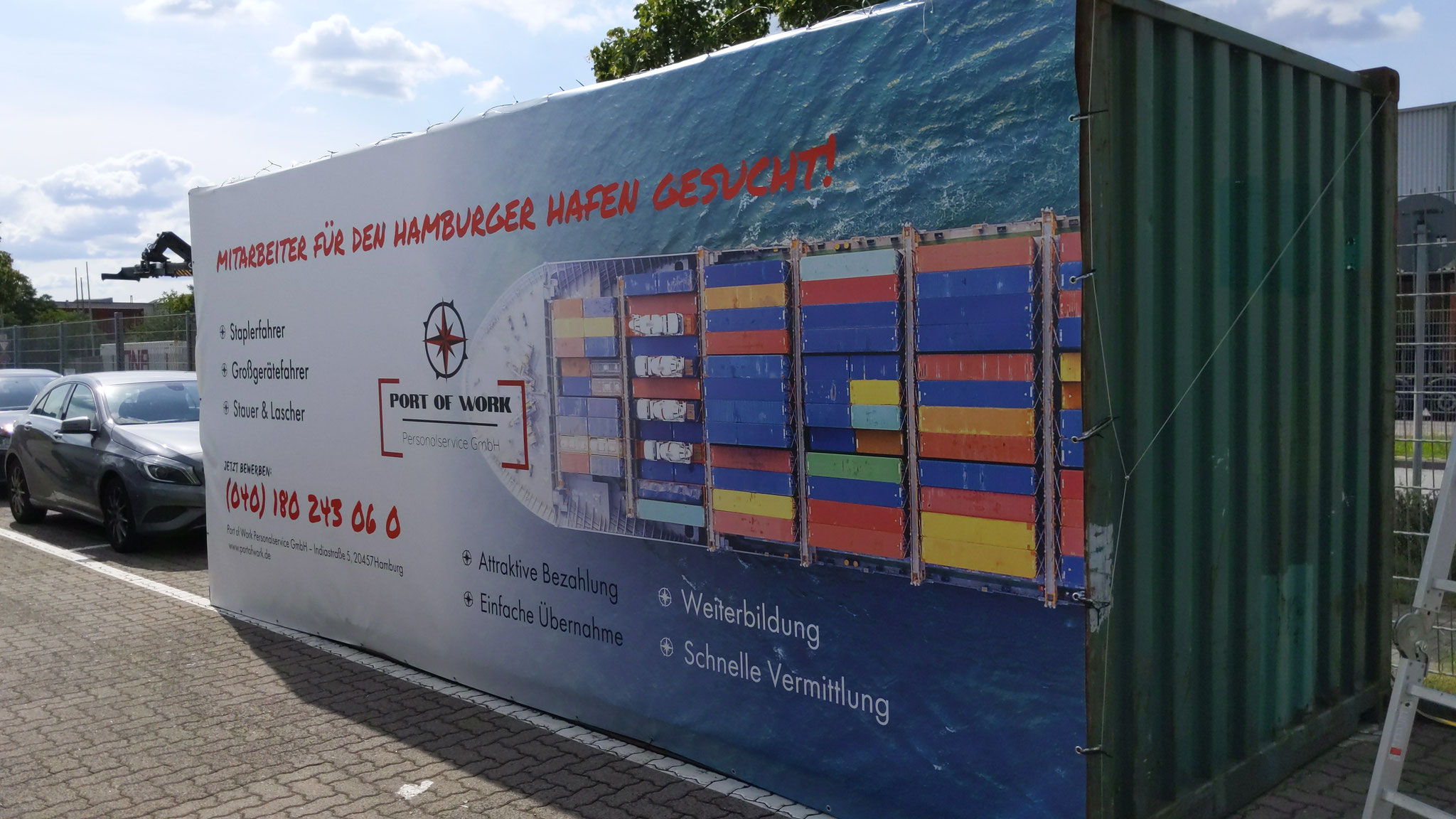 PVC-Banner ein einem Container im Hamburger Hafen als Werbefläche