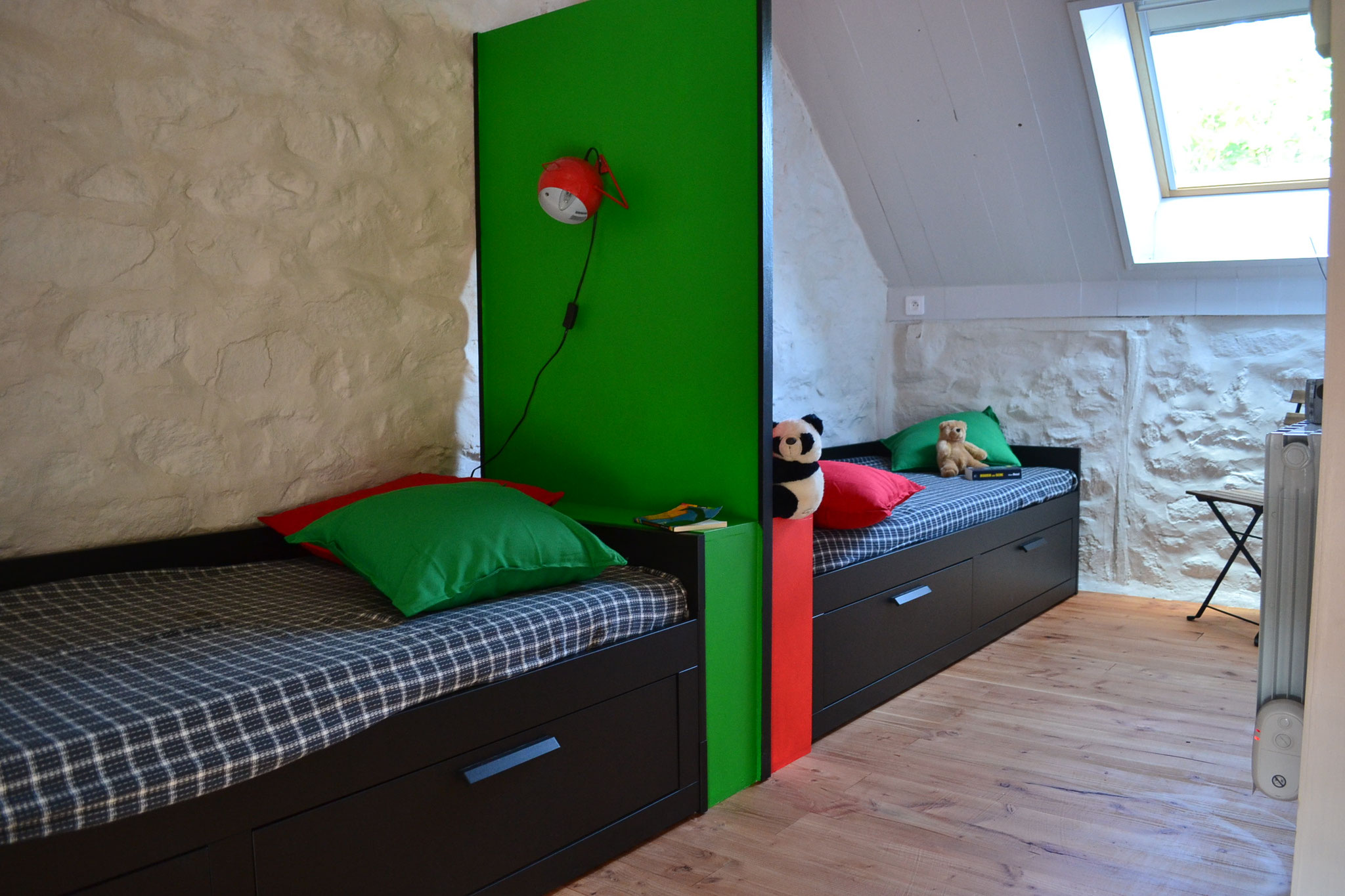 à l'étage : chambre 2 lits, côté vélux