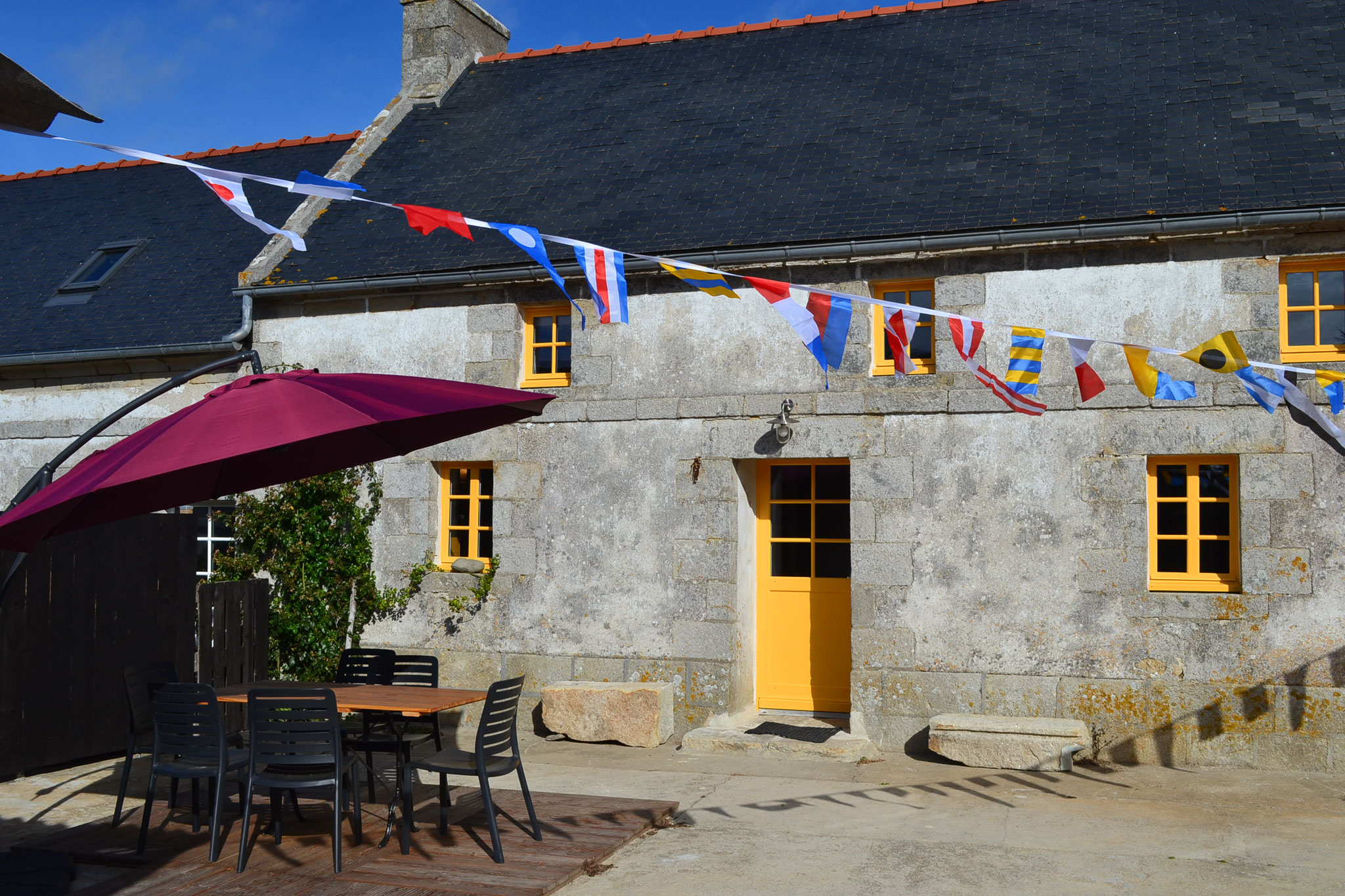 la cour et la terrasse, au sud