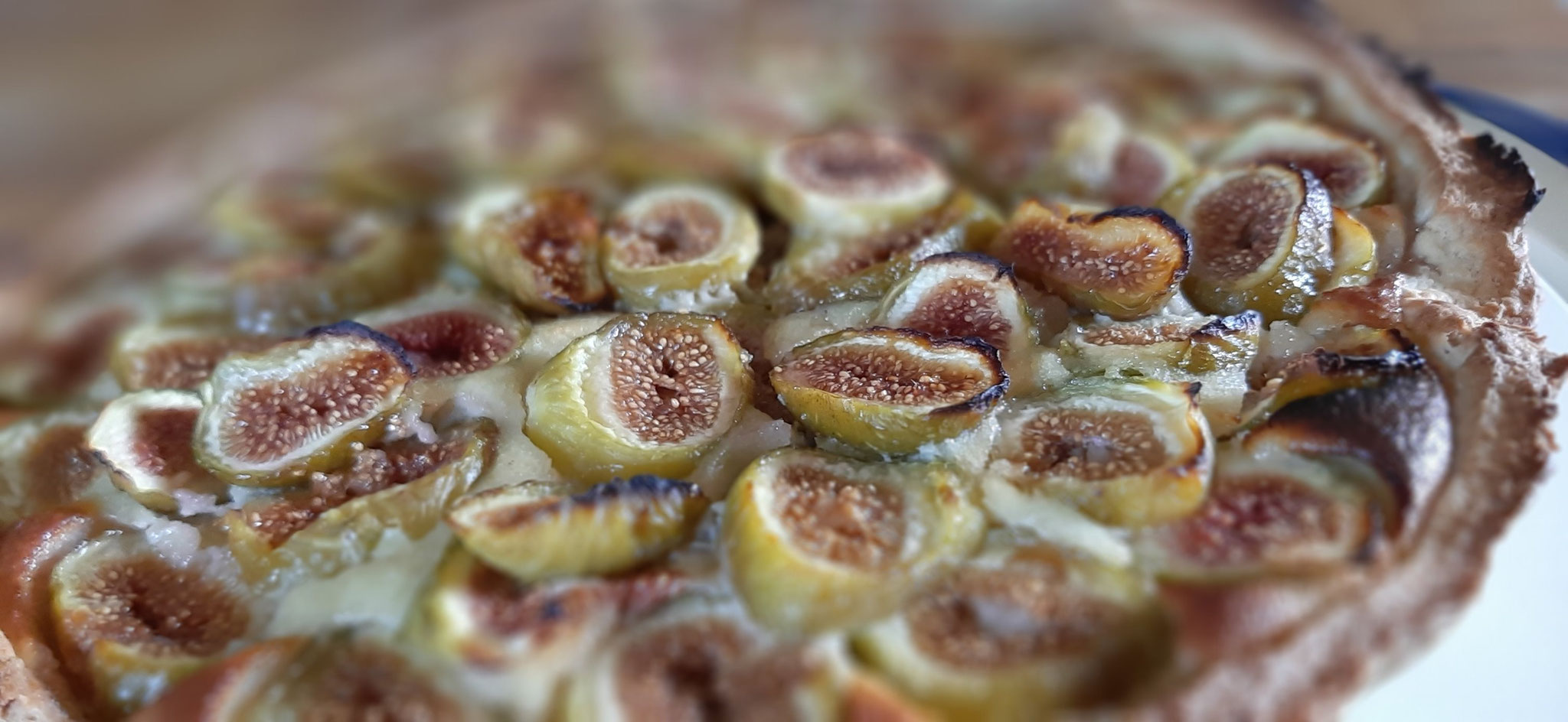 Préparation d'une tarte aux figues