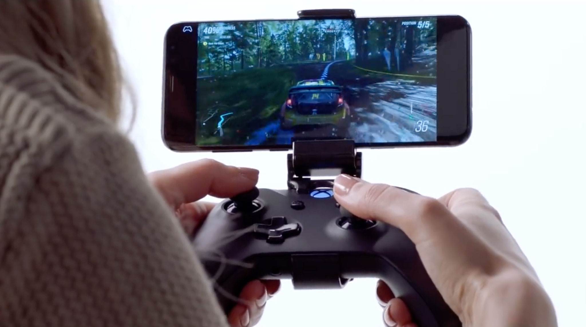 "Forza Horizon 4" auf dem Smartphone? Kein Problem: "Project xCloud" soll's bald möglich machen. Wer ein klassisches Spielerlebnis haben will, darf sein Handy dafür sogar auf dem Controller montieren.