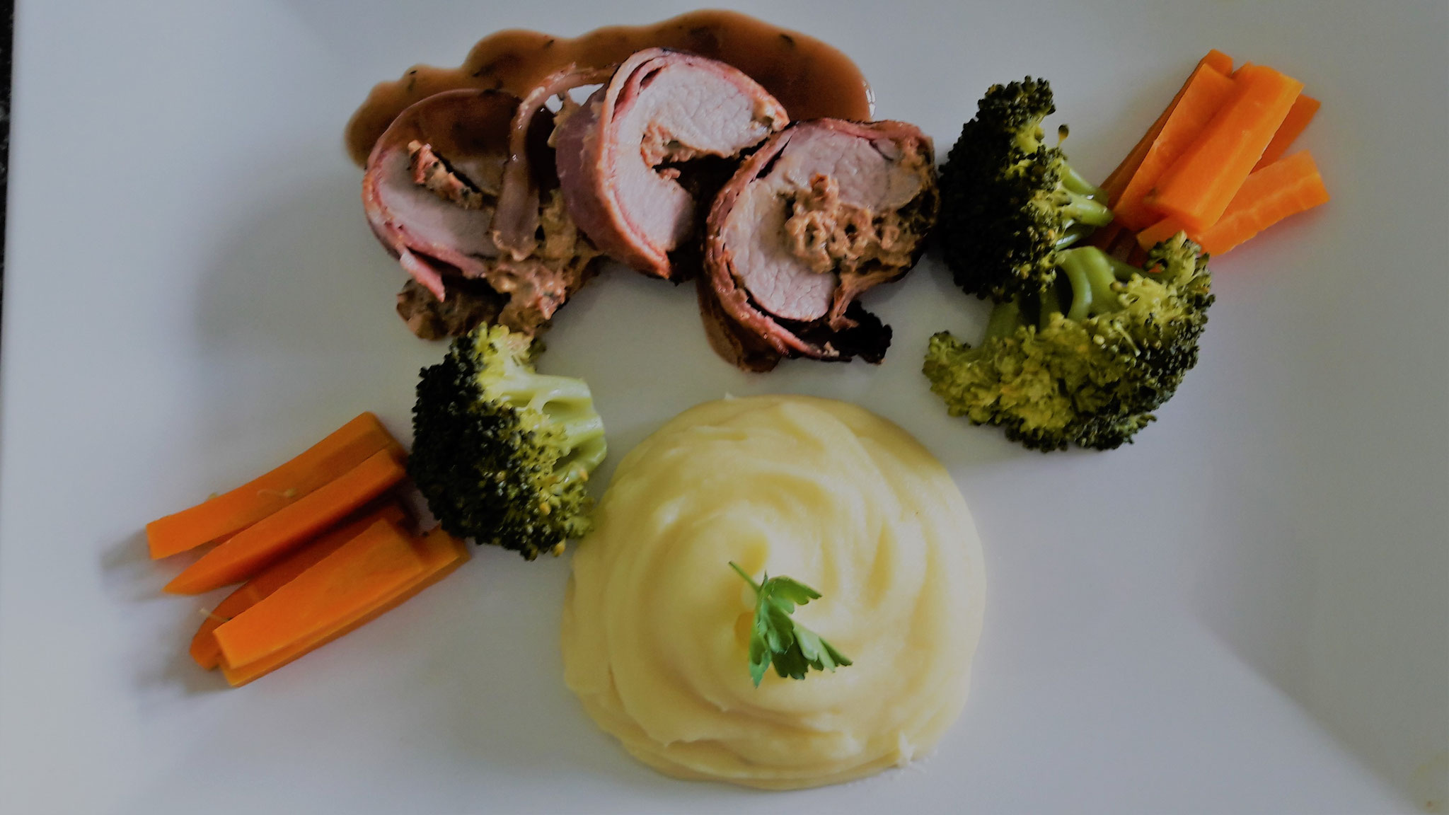 Schweinsfilet Surprise mit Kartoffelstock und Gemüse