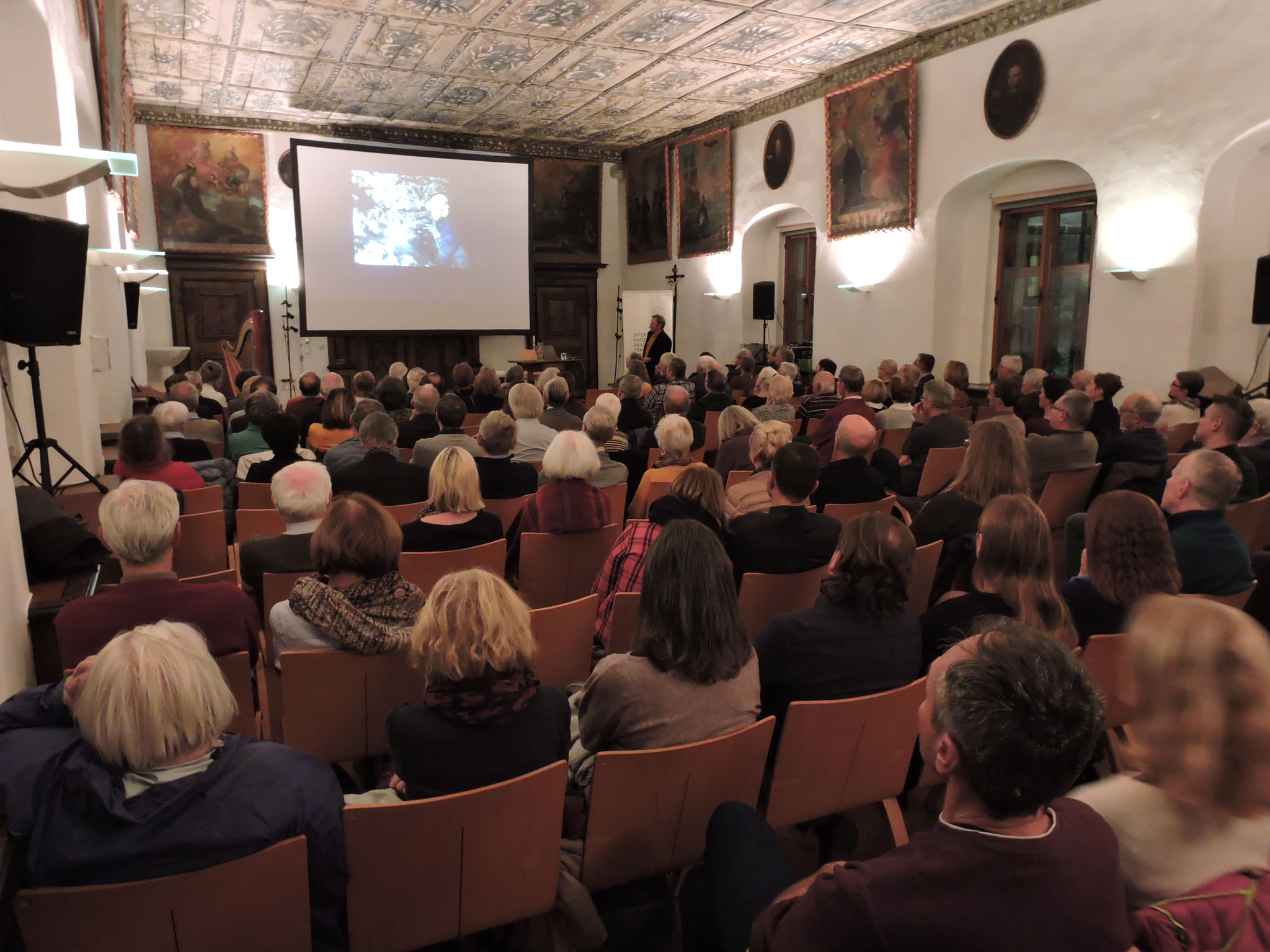 Der Klostersaal ist voll besetzt