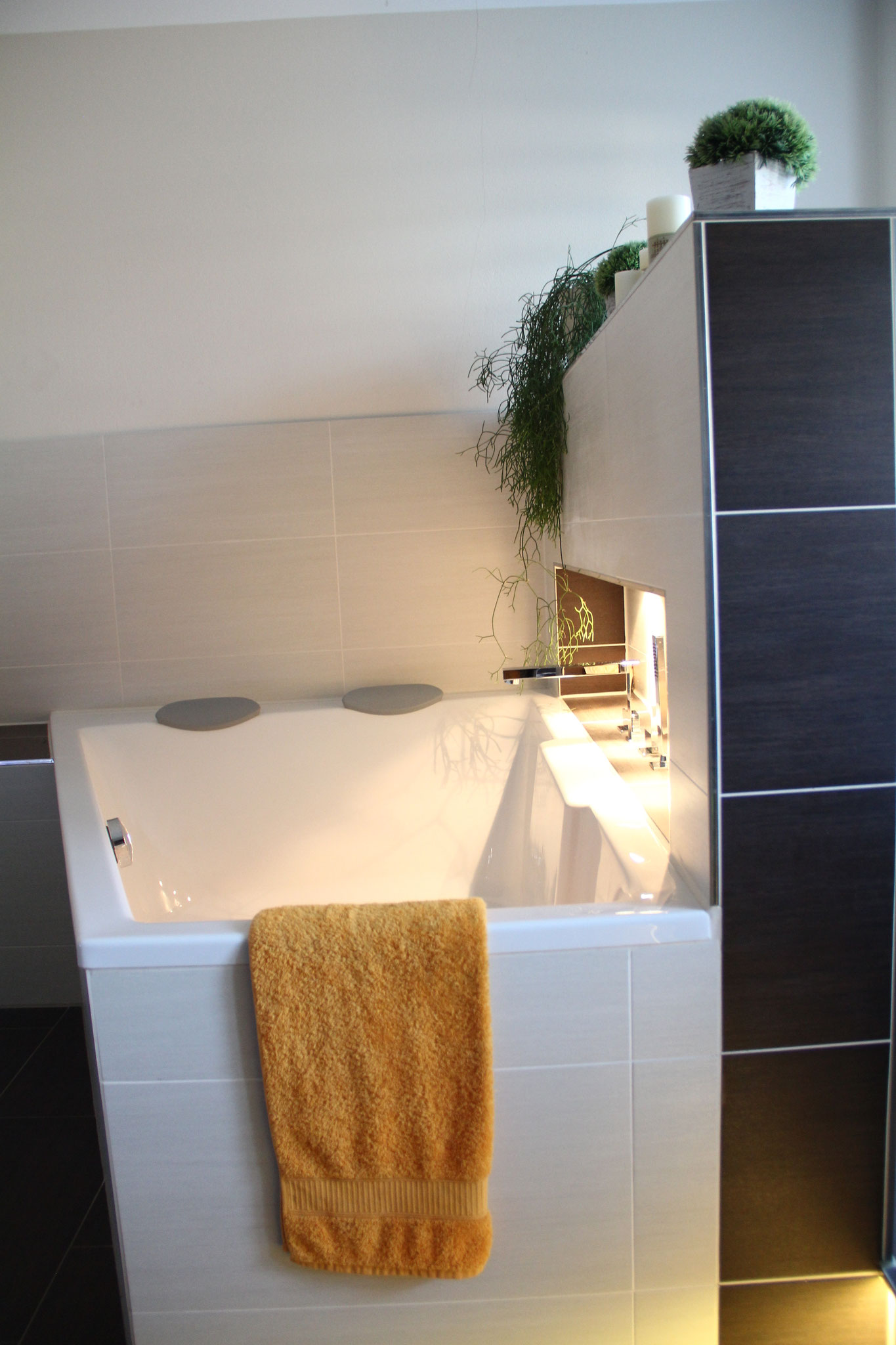 Badezimmer mit integrierter Beleuchtung - Firma Henry Wendt