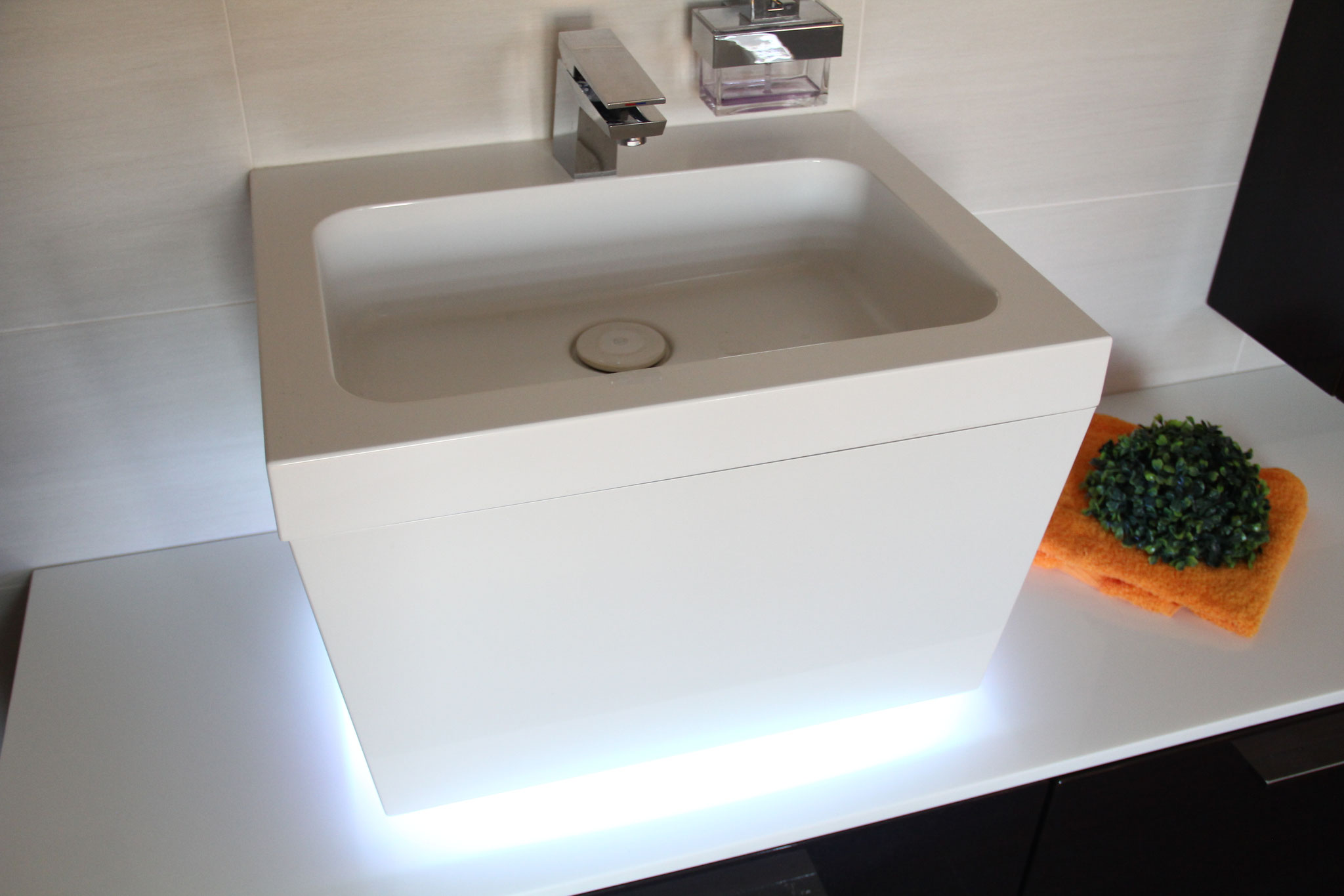 Badezimmer mit integrierter Beleuchtung - Firma Henry Wendt