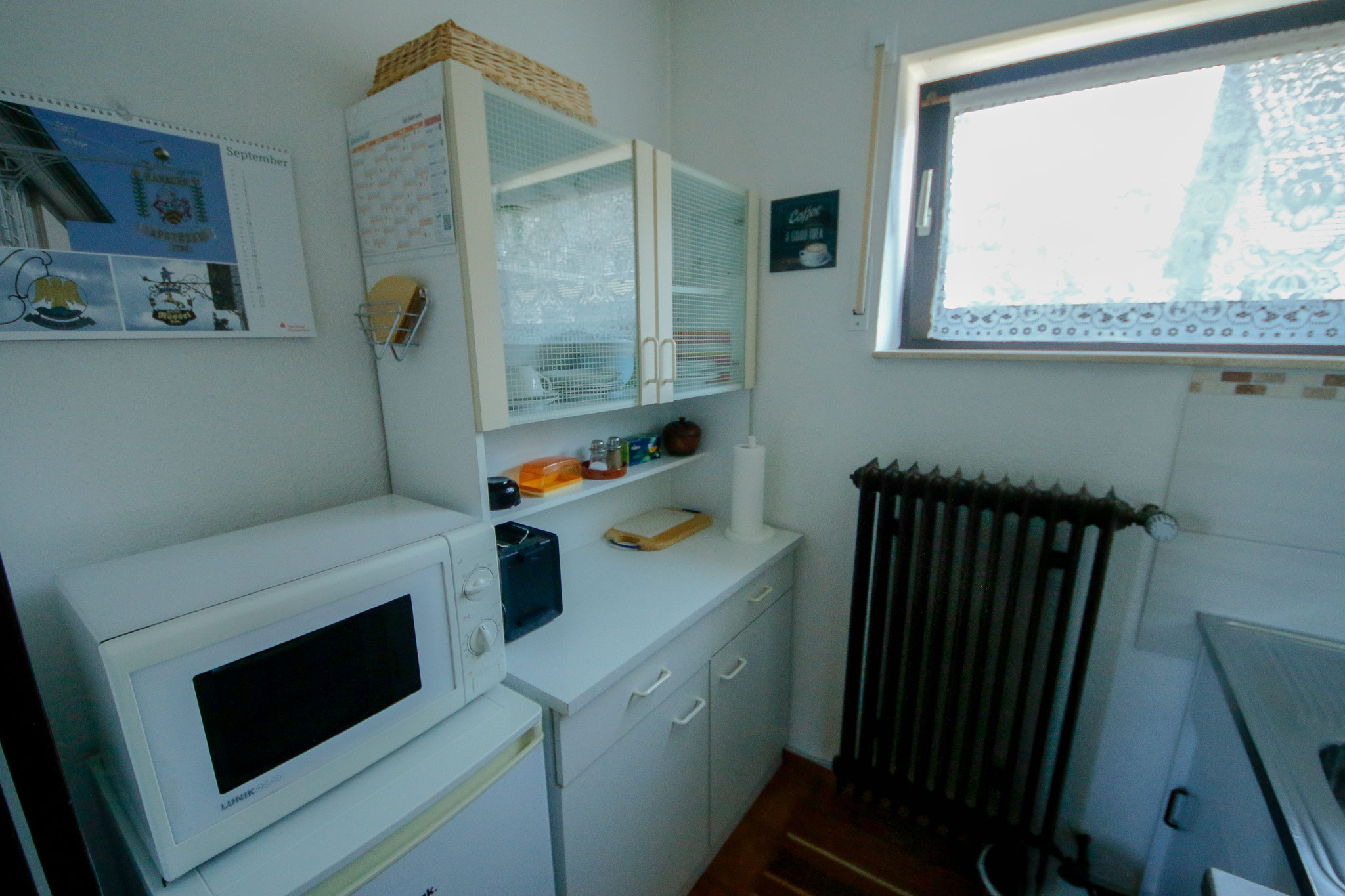Die Küche mit Kühlschrank, Mikrowelle...