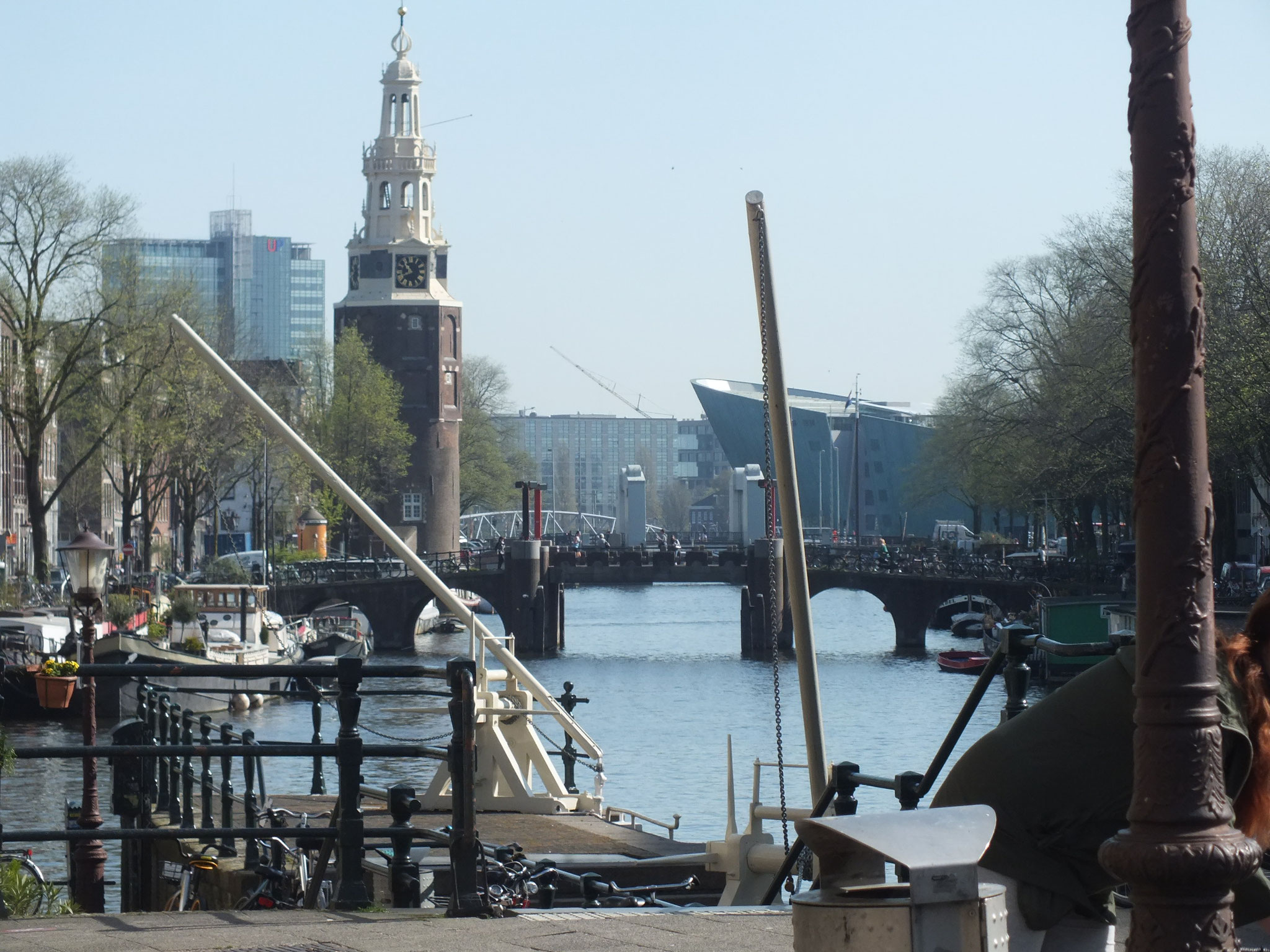 Turm: Montalbaanstoren am Quide Schaans/Waaseilandsgracht, Hintergrund: Scince Centre NEMO