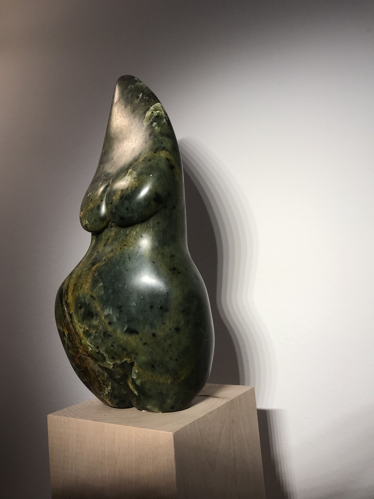 Schwangere: Skulptur / Torso aus Speckstein, Skulpturen Stein