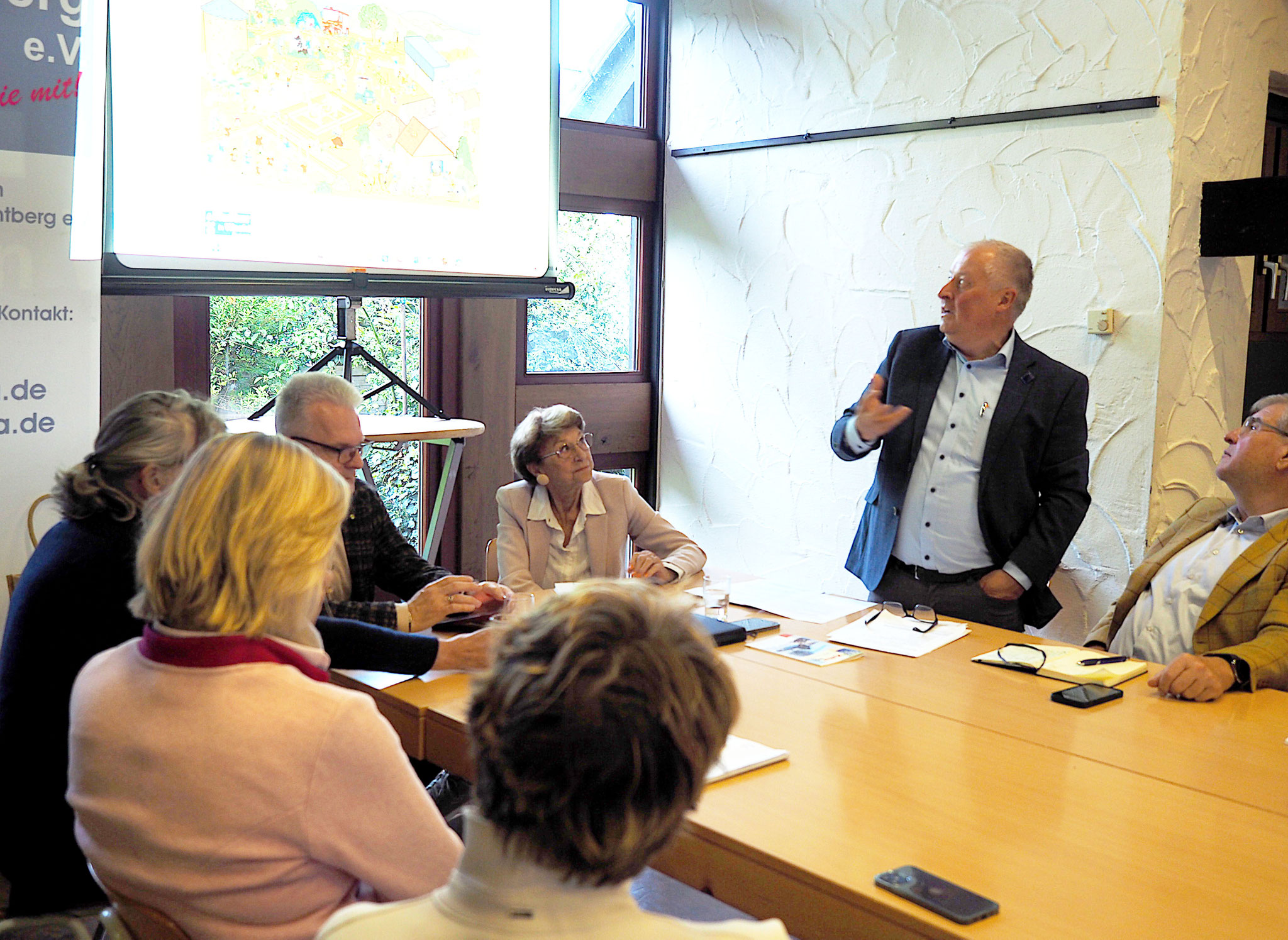 KuKiWa-Vorsitzender Alfred Schneider (2.v.r.)  stellt das Wimmelbuch vor.