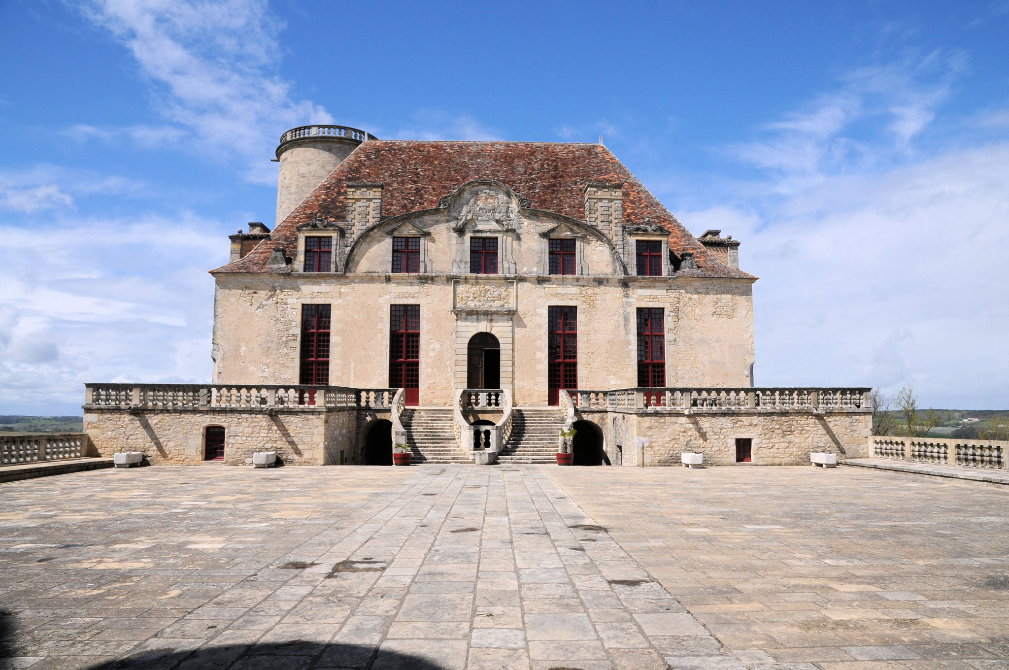 Le château de Duras : la cour d'honneur et l'escalier donnant accès à la salle des Maréchaux