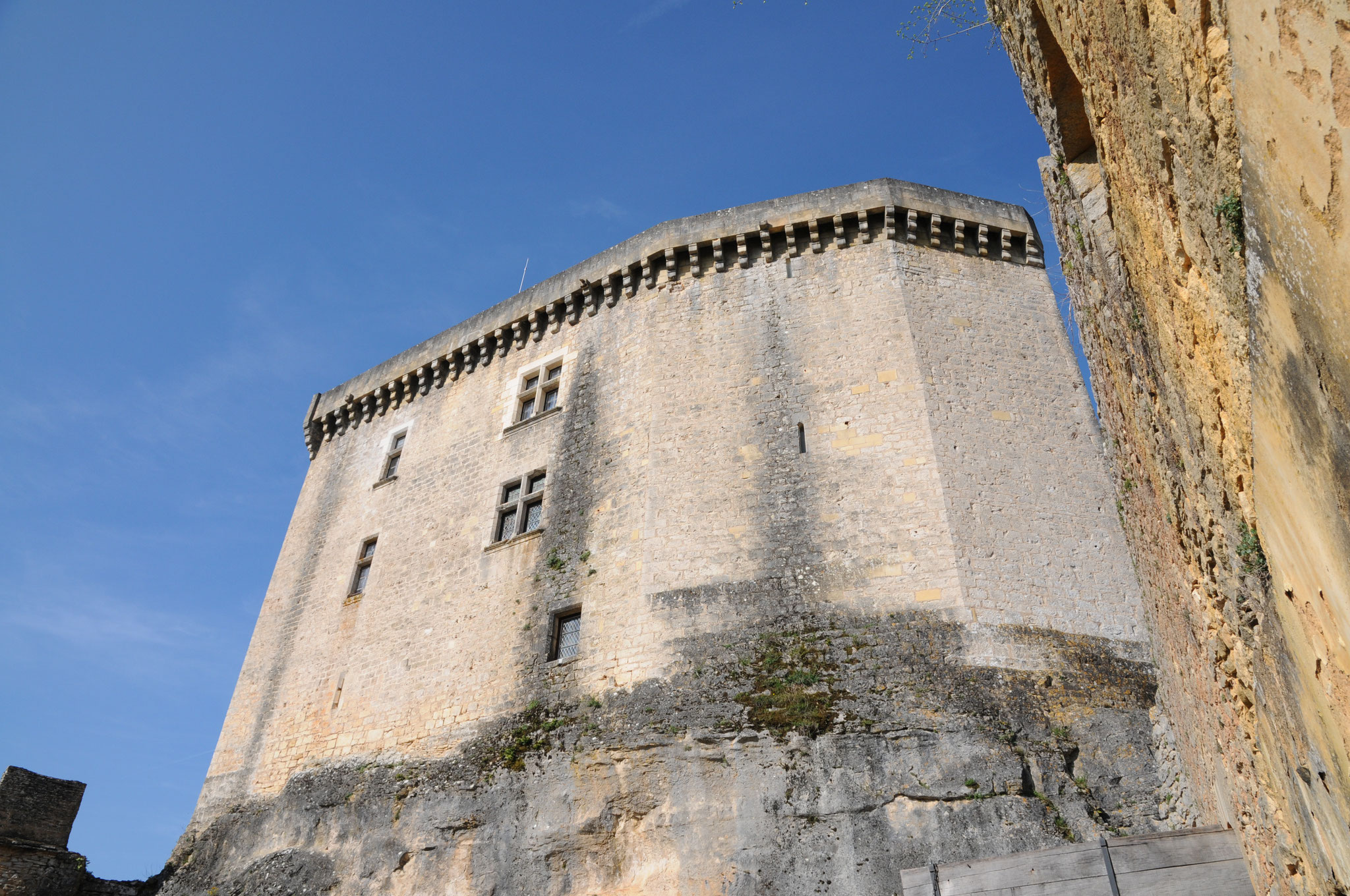 Le château de Bonaguil : le donjon vu depuis les lices orientales