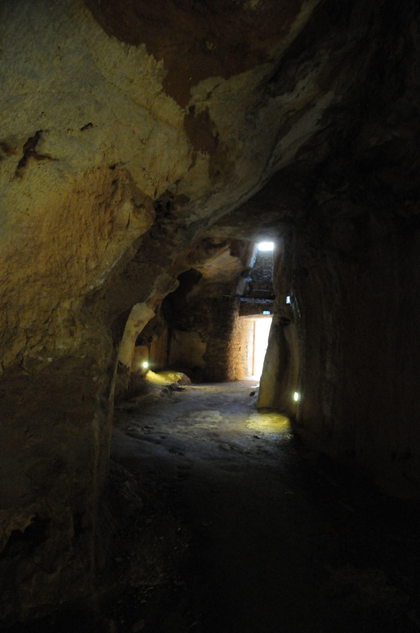 Le château de Bonaguil : grotte naturelle débouchant sur les lices orientales