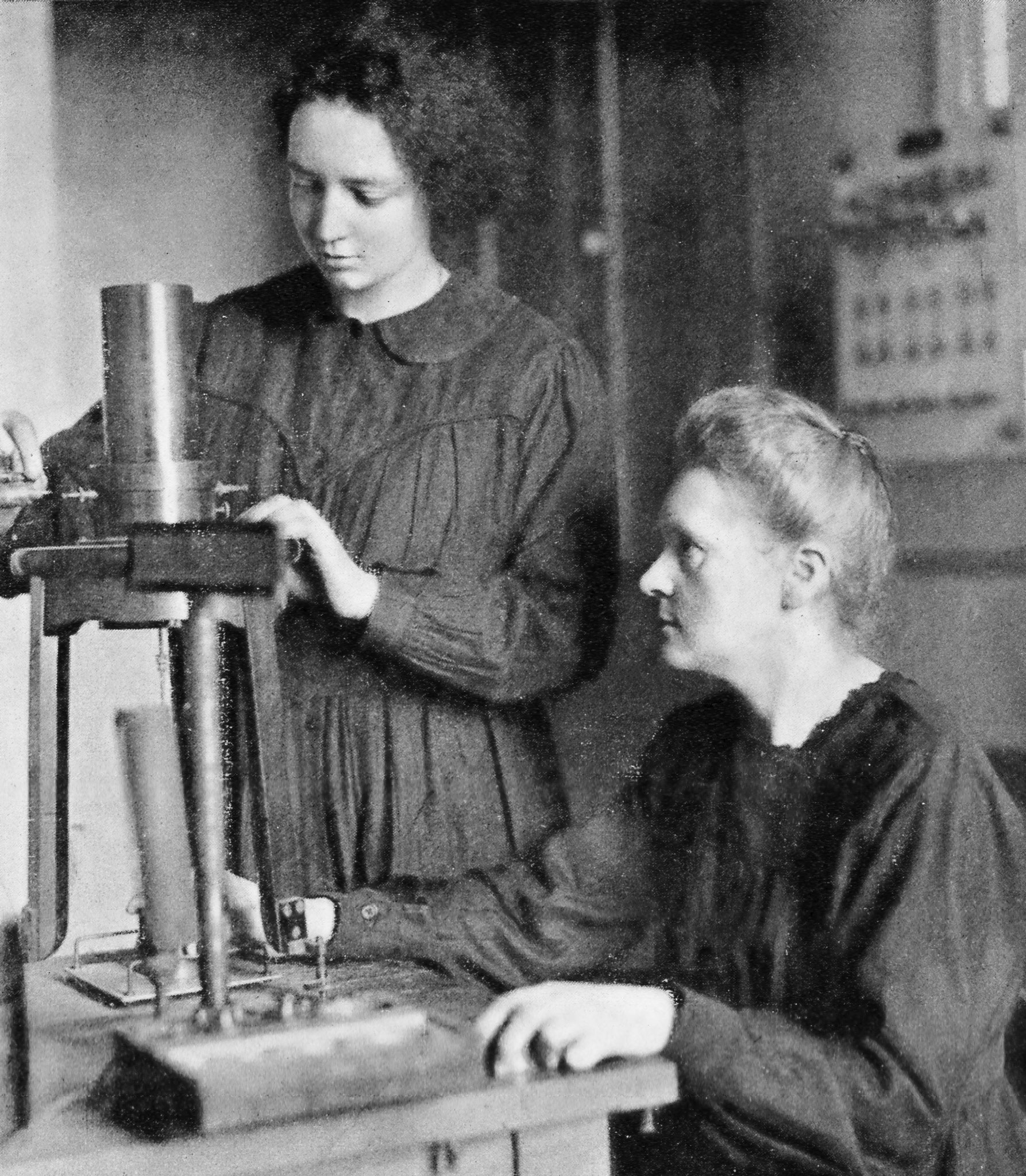 Marie e Irene Curie nel laboratorio