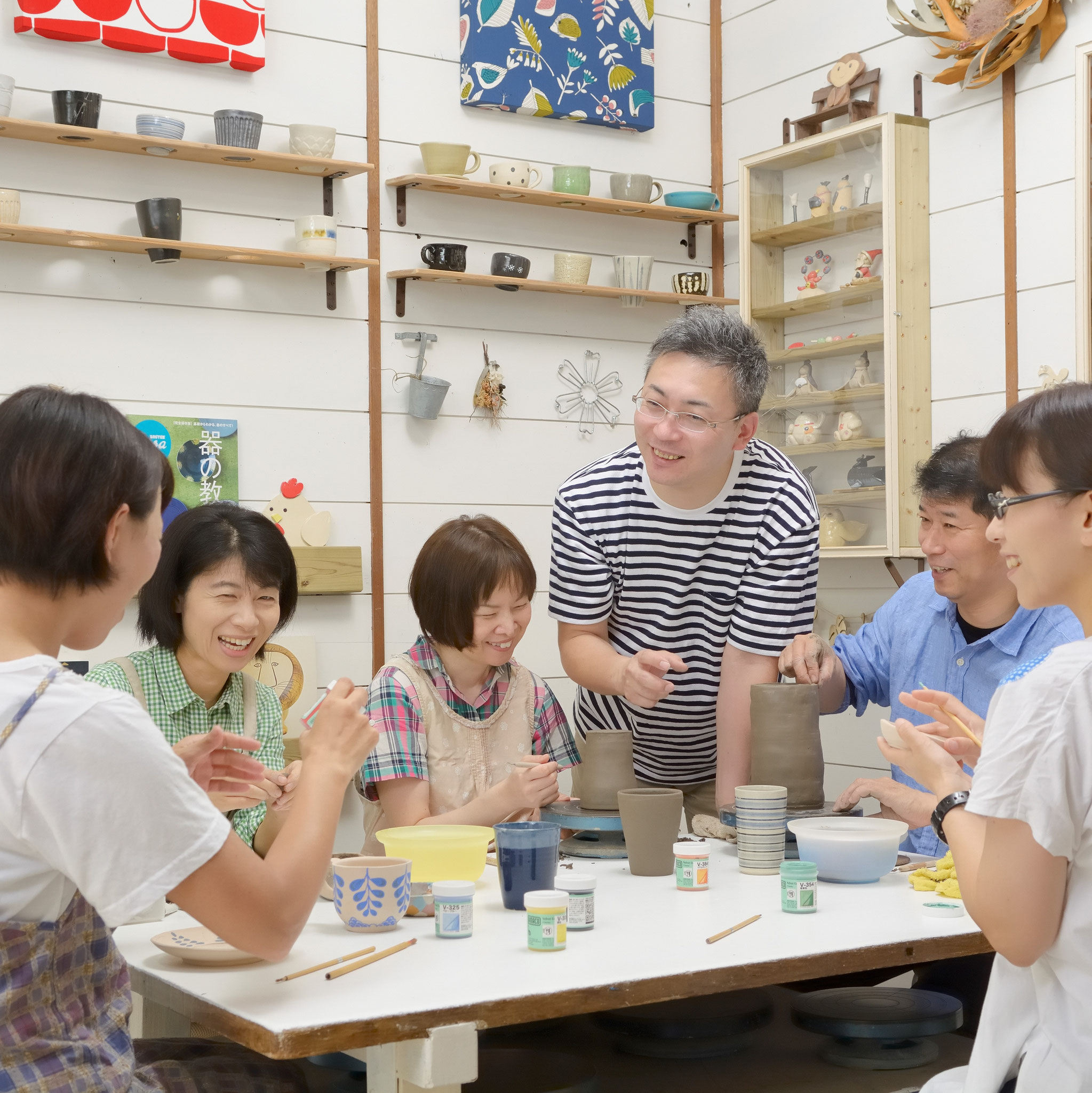 岐阜県大垣市をはじめ、岐阜市、瑞穂市、本巣市、巣南町、関ヶ原町、羽島市、海津市、安八町、神戸町、北方町、輪之内町、揖斐川町、池田町、垂井町、岐南町、大野町、笠松町、養老町、さらには愛知県名古屋市などの周辺地域からもアクセスがよく、多くの方が通われている夢現窯の陶芸教室。本格的なろくろ体験や、お皿・人形・表札・時計などの手作り陶芸体験が楽しめます。