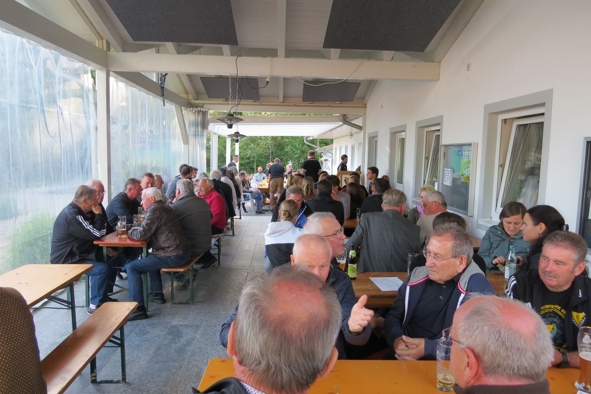 Die Tennis-Terrasse ist gut gefüllt