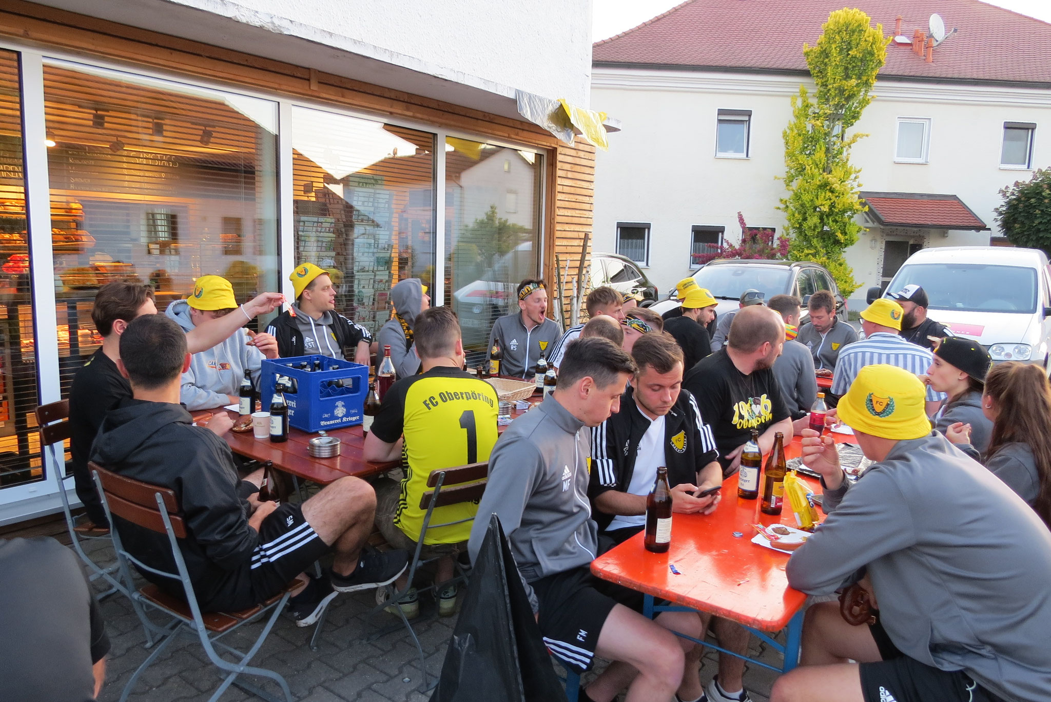 in den Morgenstunden wird beim Dorfladen in Oberpöring weiter gefeiert