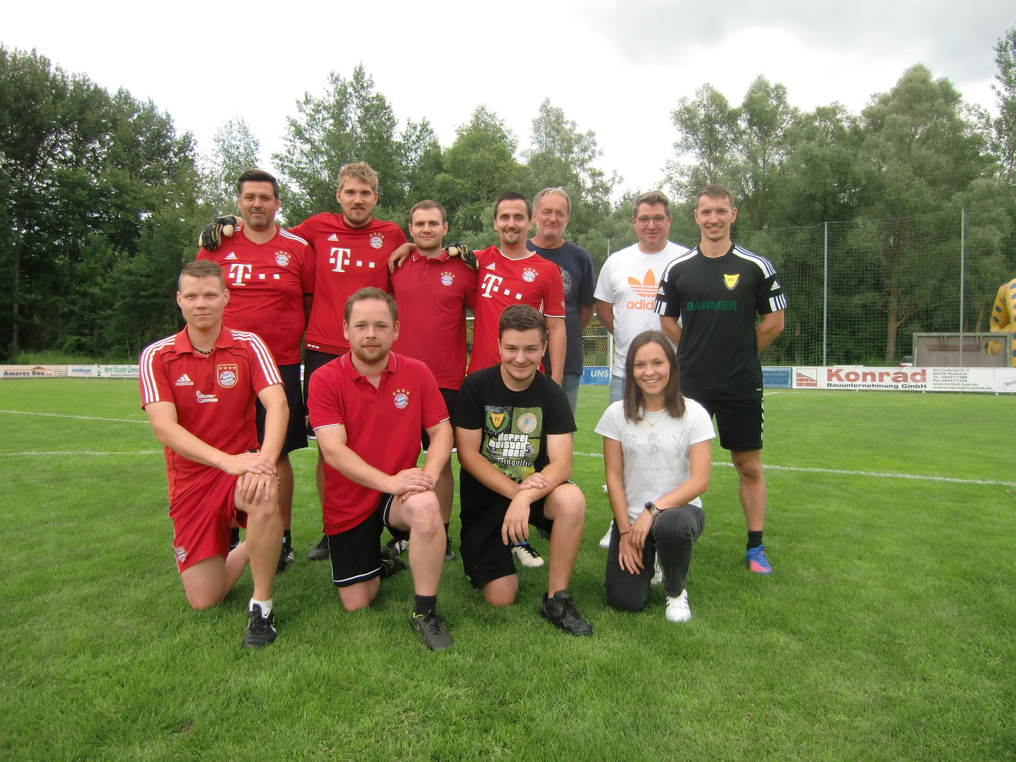 Finalisten im Elfmeterturnier: rot: FC Bayernfanclub Gneiding; Loibl AktionsGruppe