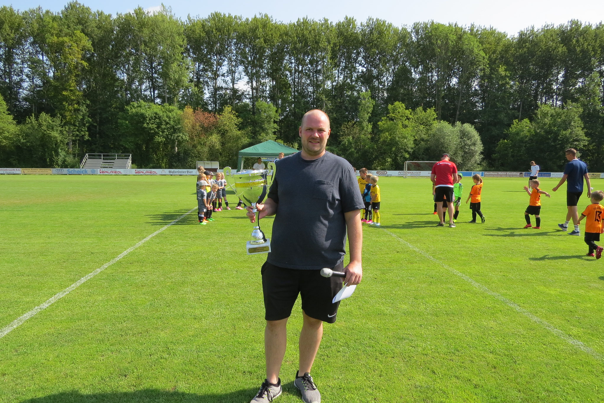 Jugendleiter Martin Greiner mit dem Wanderpokal