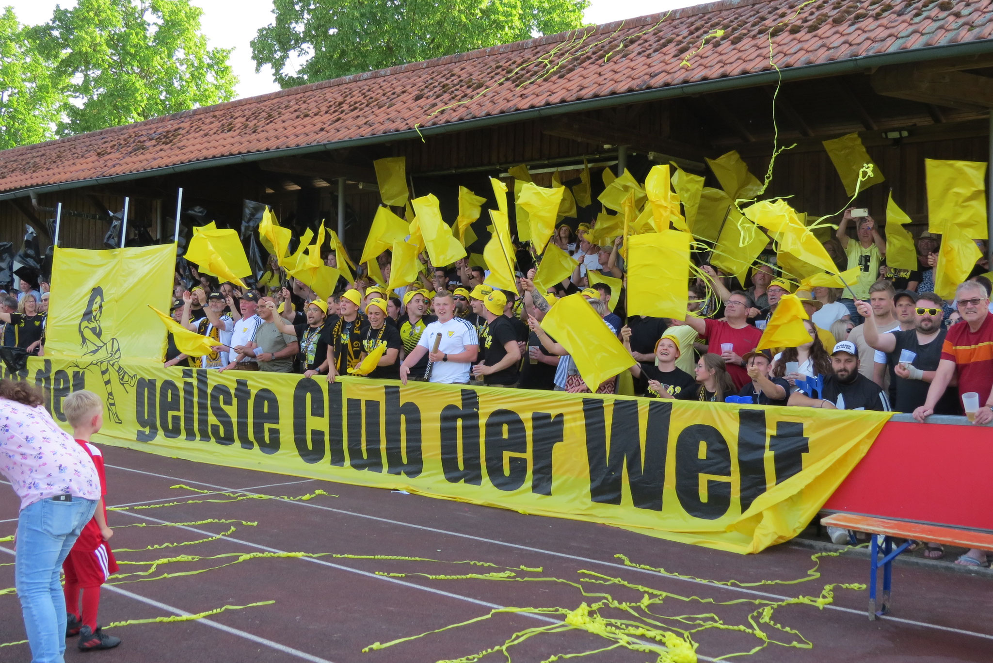 die Fans feiern die Mannschaft aunaufhaltsam an ...
