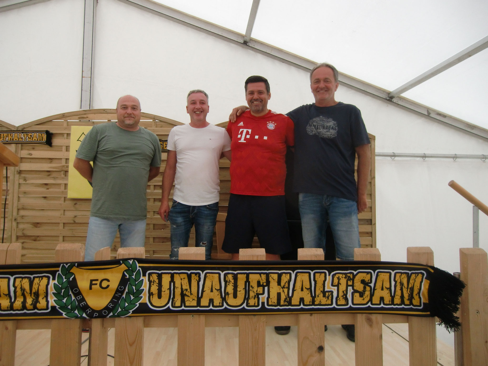 Siegerehrung beim Elfmeterturnier von links: Organisator Markus Weingartner, Michael Hagn, Tobias Hackl und Sepp Loibl jun. 