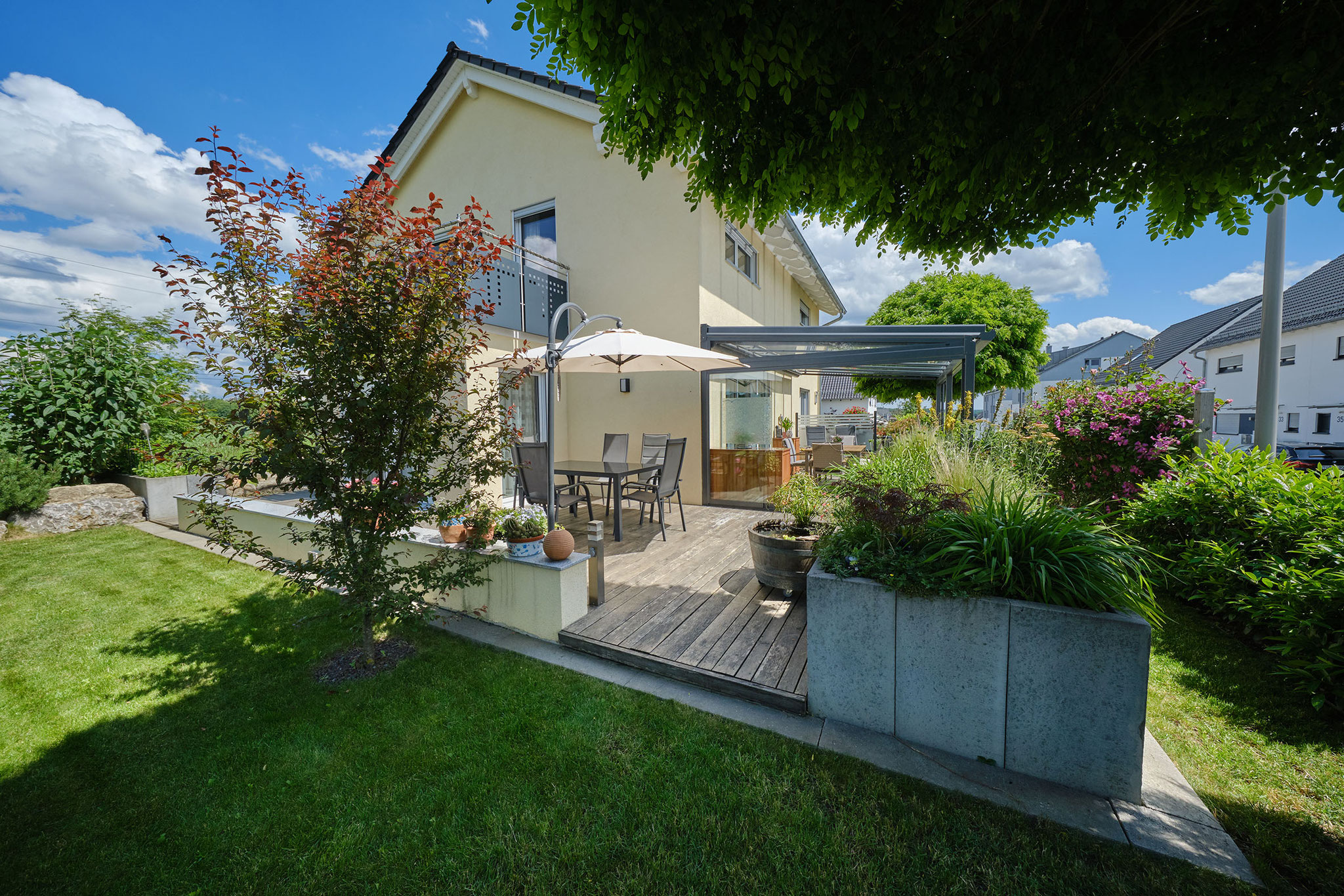 Hochbeet an Naturholz-Terrassendeck aus regionaler Schönbucheiche