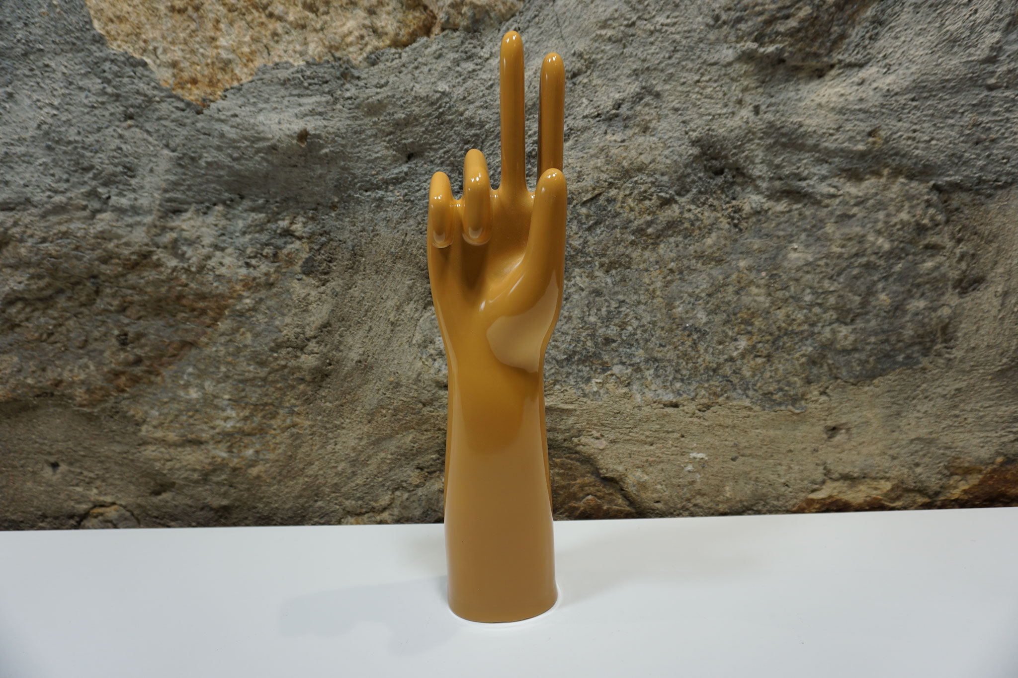 Porzellan Hand mit Victory Zeichen. Ockerfarbig, 35 cm hoch, etwa 1970er/1980er Jahre. Preis: 29,90 €