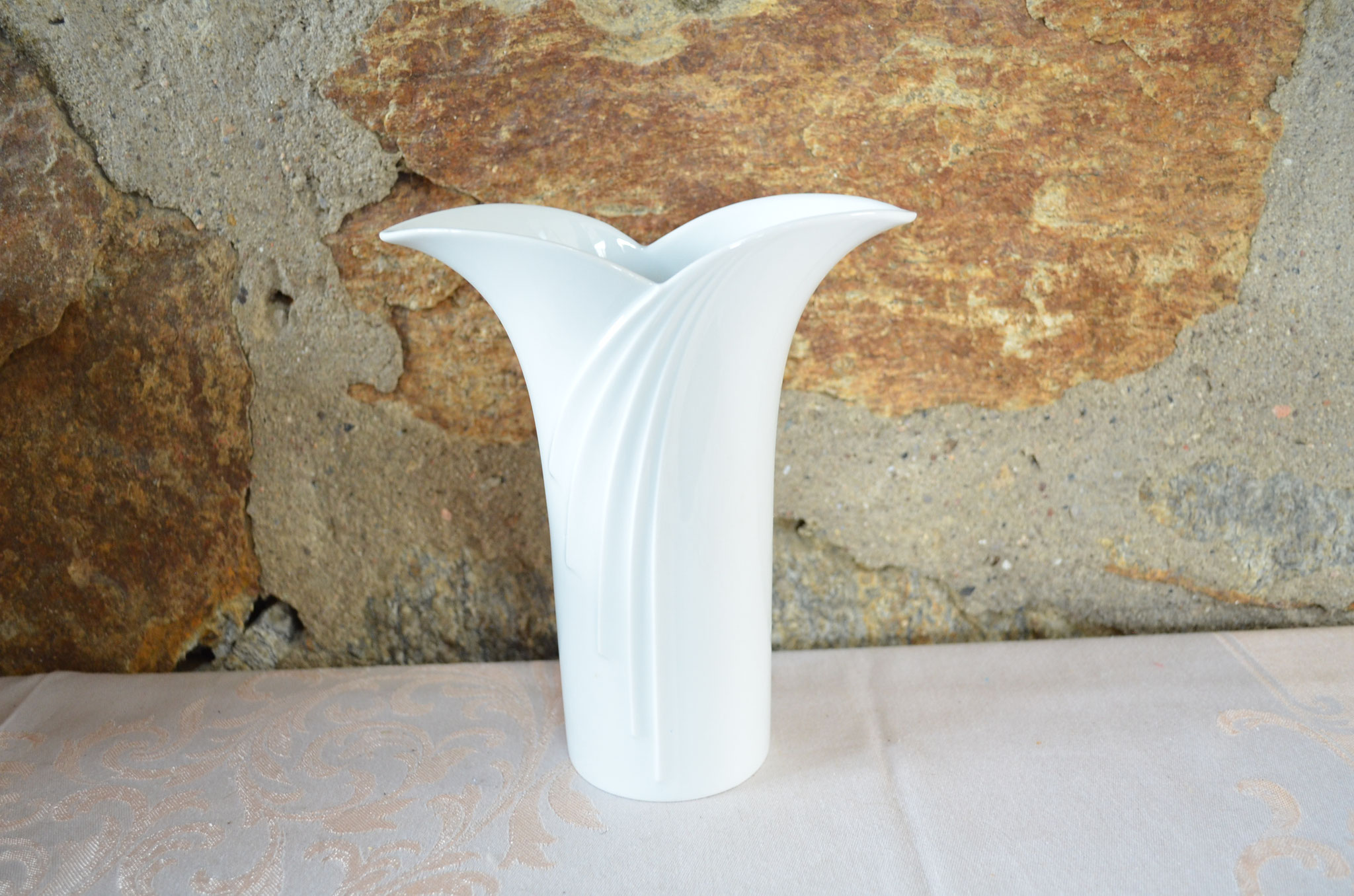 Thomas Porzellan Vase im Art Deco Stil. Ab etwa 1970er Jahre. Maße: 17,5 cm hoch, 15,5 cm breit, 7 cm lang, 6,5 cm Bodendurchmesser. Preis: 13,00 €