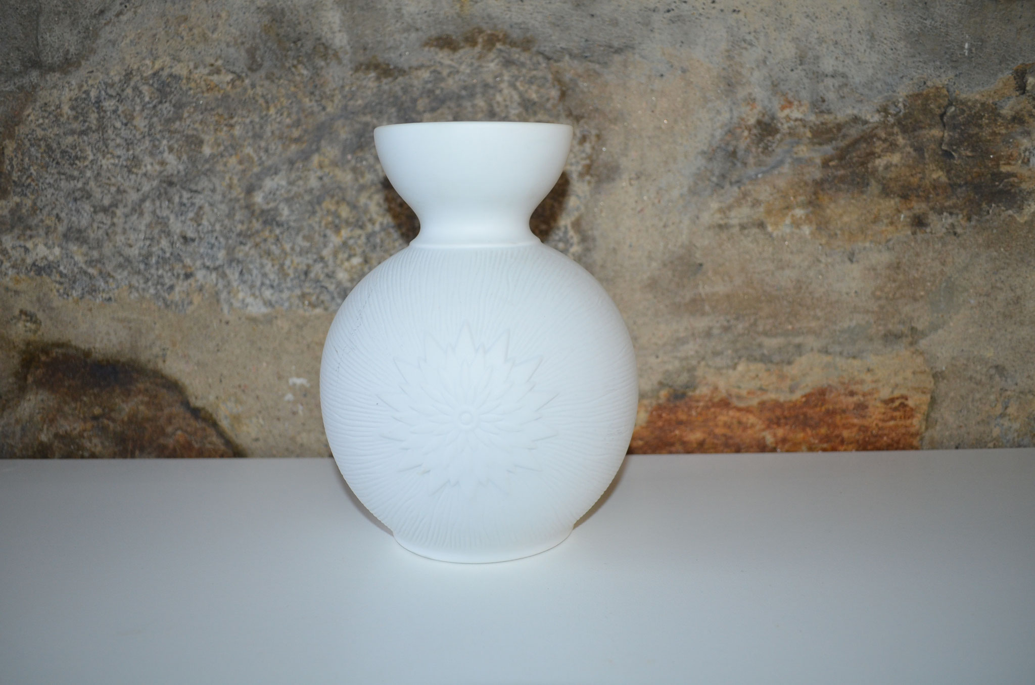 20 cm hohe Mid Century Vase, Biskuitporzellan, innen glasiert, etwa 1960er/1970er Jahre. Top Zustand. Preis: VB 19,90 €