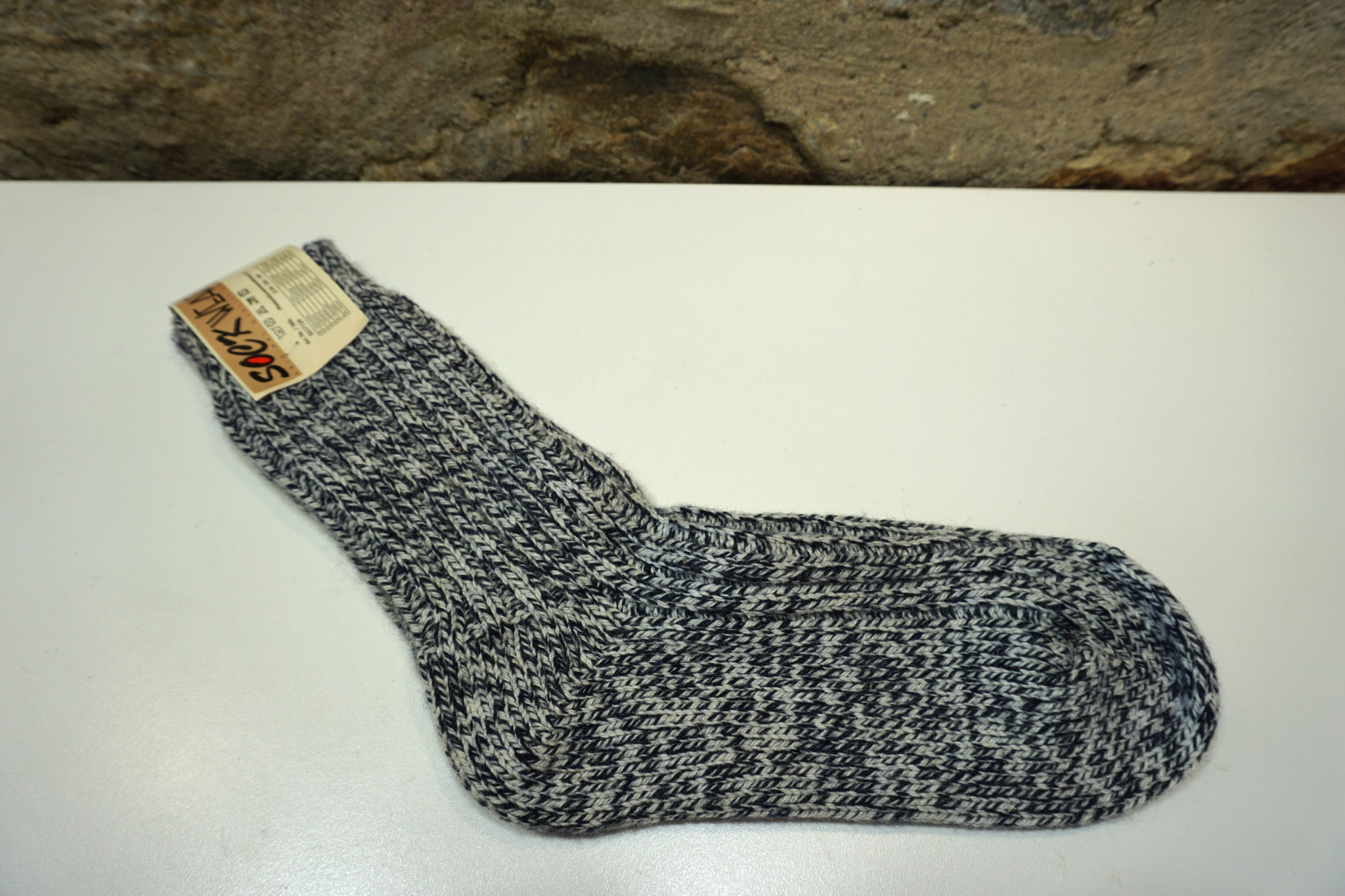 Unisex Socken, schwarz/weiß gesprenkelt, Größe 39-42, aus 51% Schurwolle und Polyacryl. Neu. Preis: 4,00 €