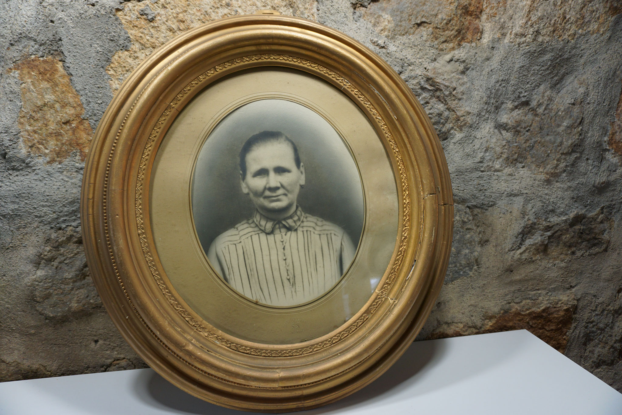 antiker Rahmen aus Holz mit dem Foto einer Frau um etwa 1880-1900. Maße: Das Bild ist 61,5 cm hoch und 57 cm breit. Preis: VB 60,00 €