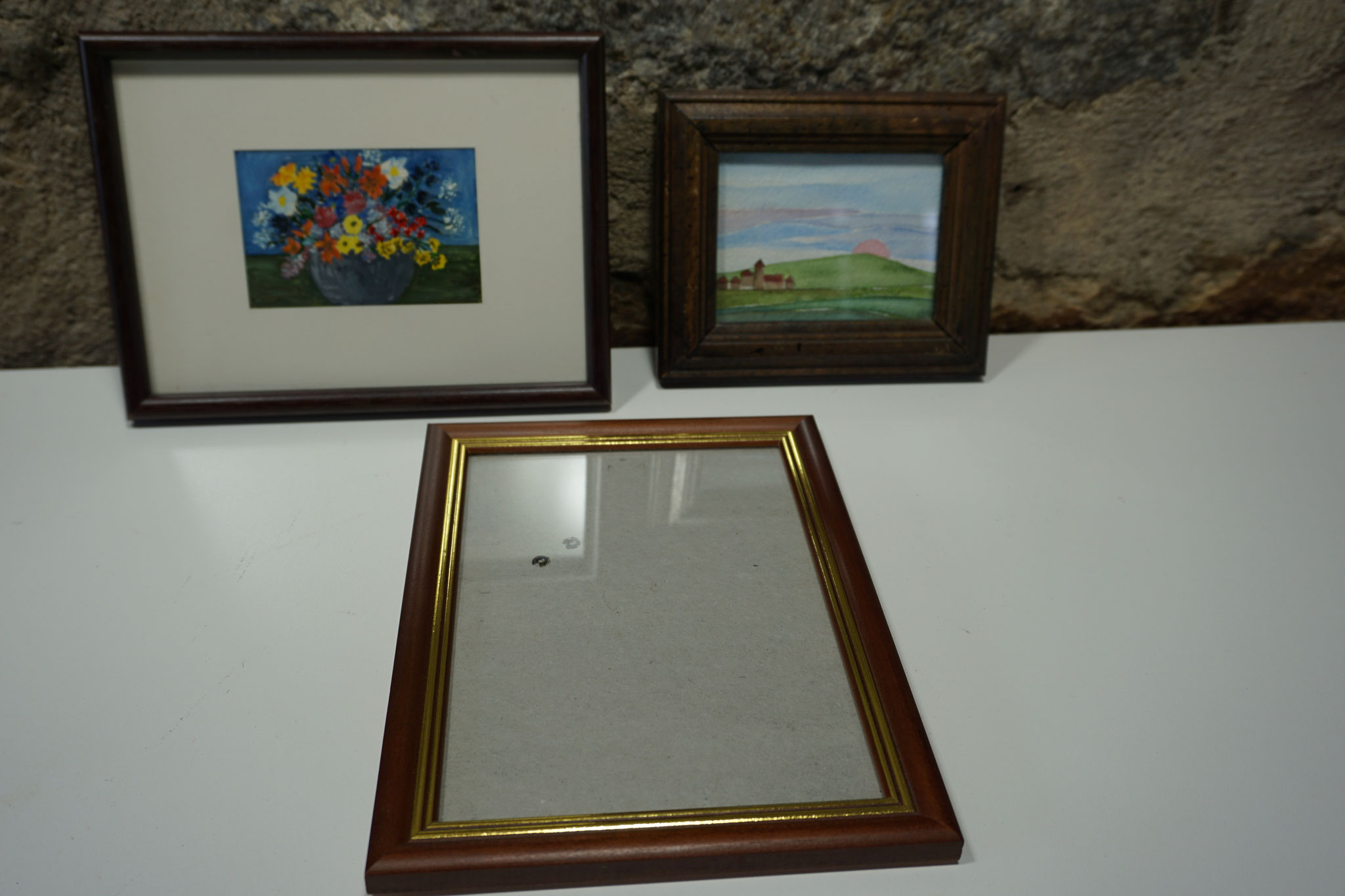 3 ältere Bilderrahmen aus Holz, 2 mit handgemachten Miniaturen bestückt. Komplettpreis: VB 10,00 €. Kein Einzelverkauf.