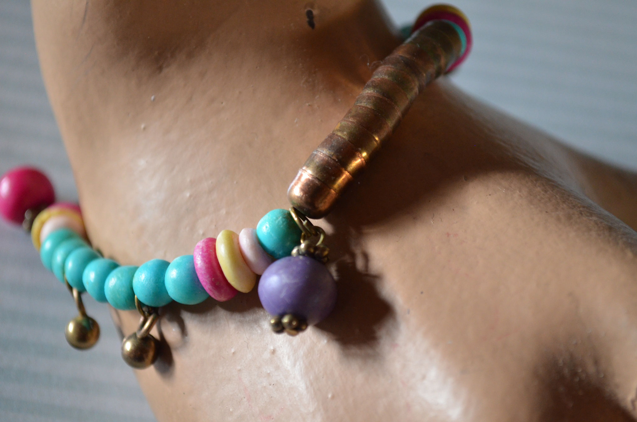 Stretch Armband im Hippie Style mit Kunststoff und Metall Perlen. Preis: 2,00 €