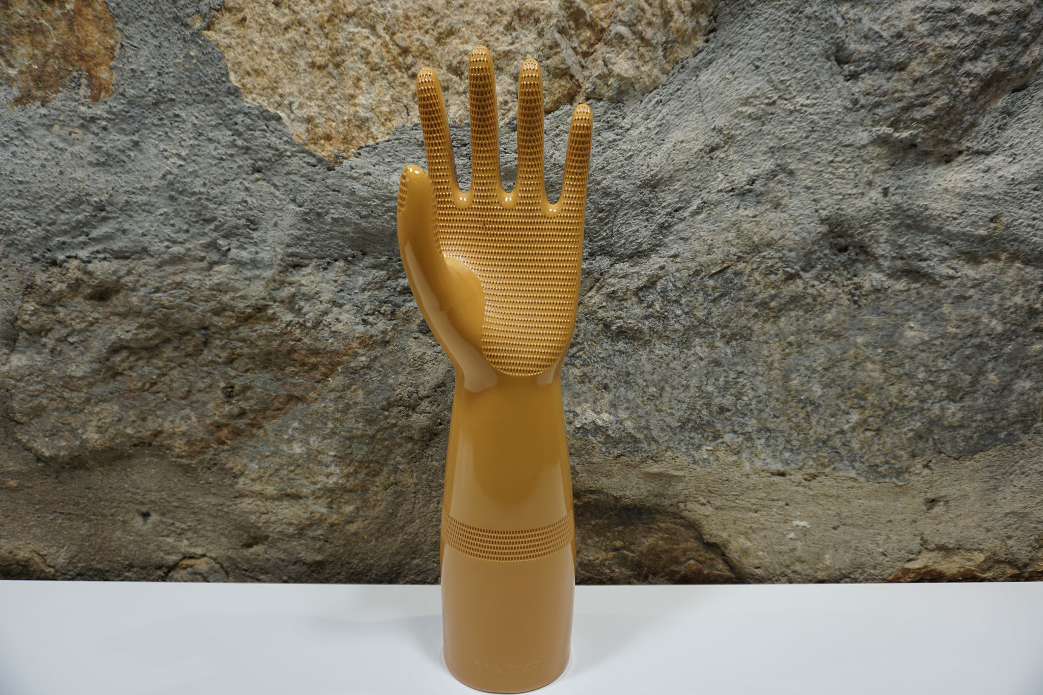 Porzellan Hand, Ockerfarbig, 39 cm hoch, Top Zustand, etwa 1970er/1980er Jahre. Preis: 35,00 €