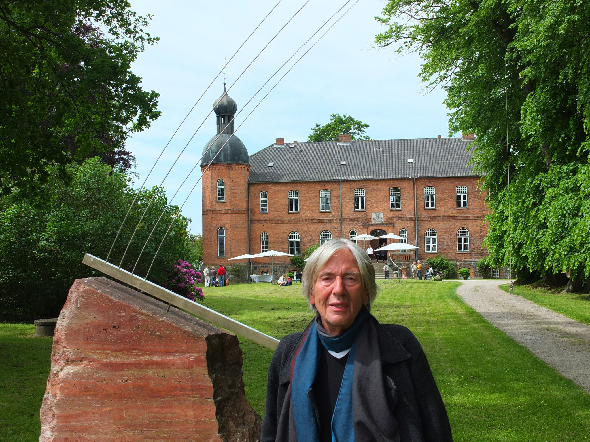Der am 16. November 2021 gestorbene Künstler und seine Skulptur four seasons: Bernhard G. Lehmann eröffnete am 2. Juni 2013 auf Gut Wittmoldt die Ausstellung earth spirit.