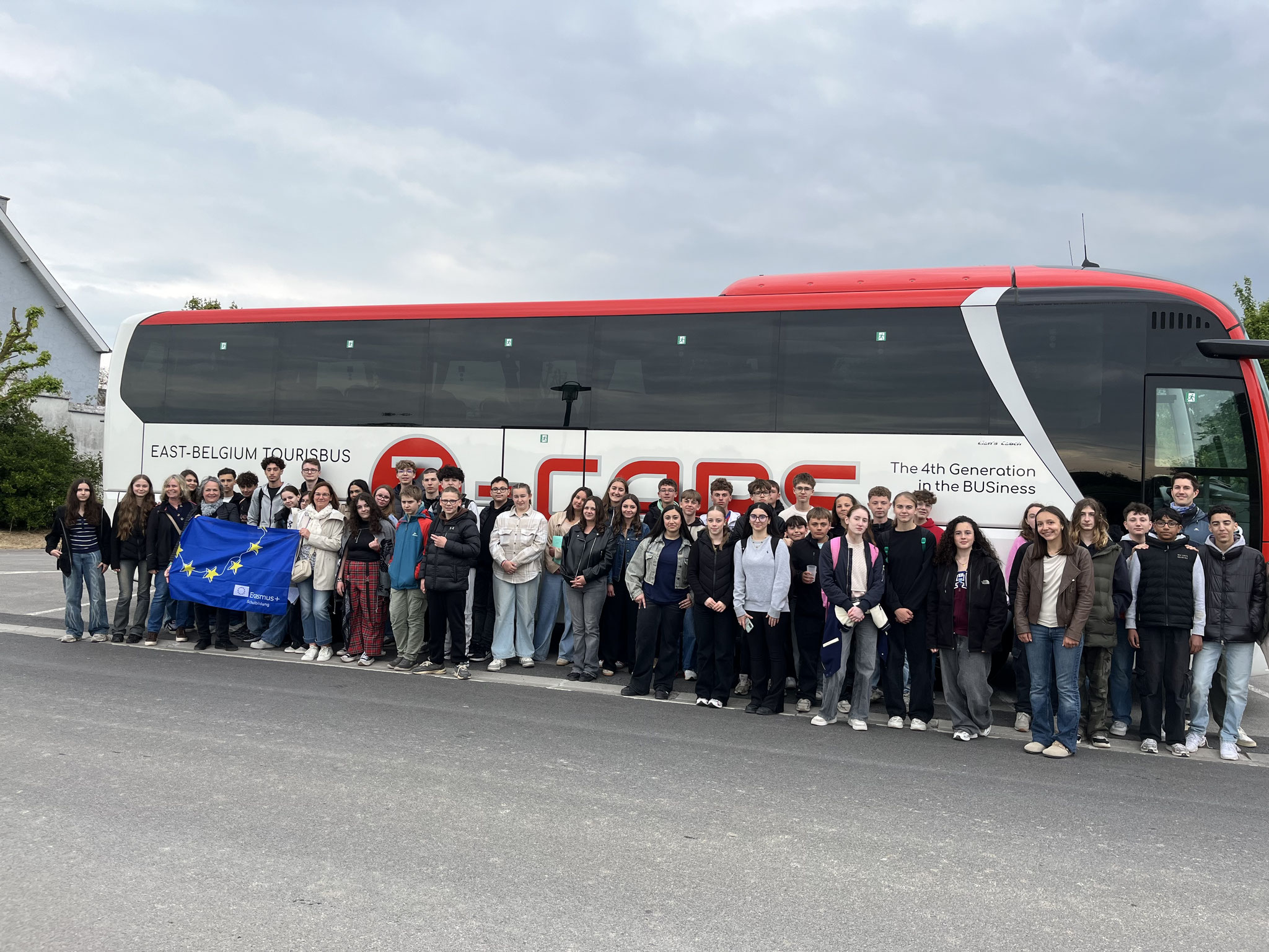 Alle Schüler vor unserem belgischen Bus