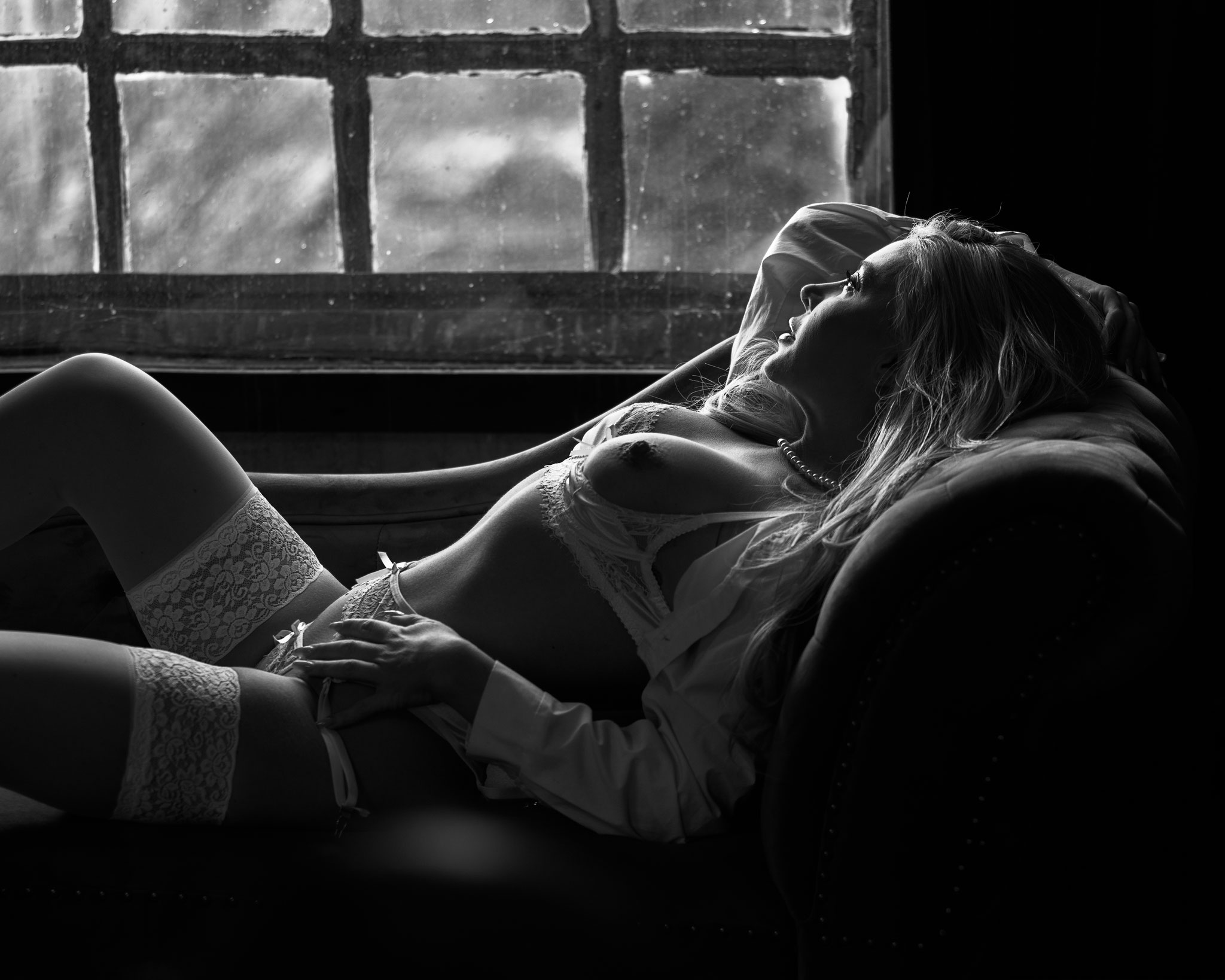 liggend op de sofa,Bridal boudoir, bruidskapsel, bruidsmake-up, bruidsboudoir, witte lingerie