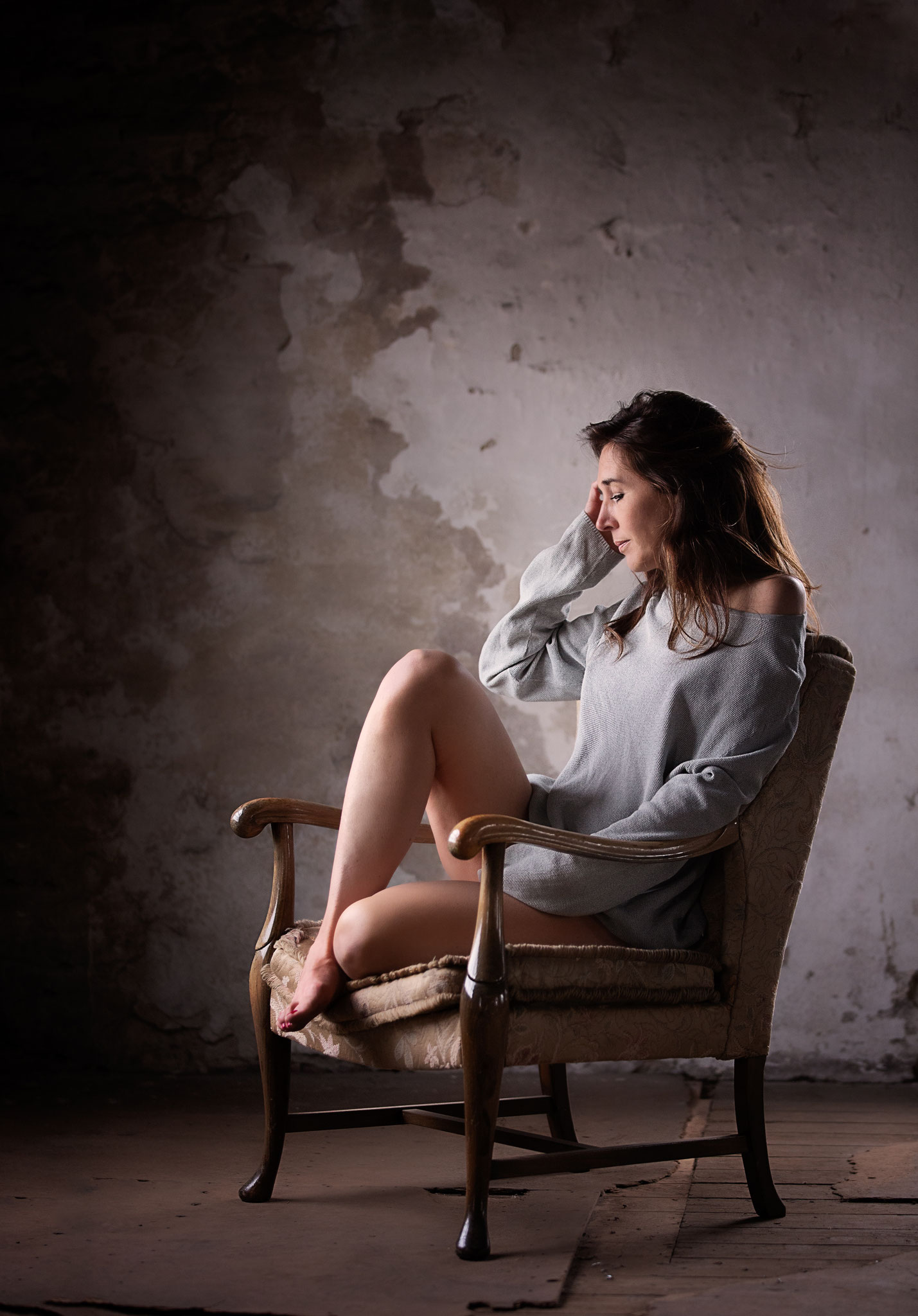 Boudoirportret van zachte vrouw in zittende pose met kleding van haar man