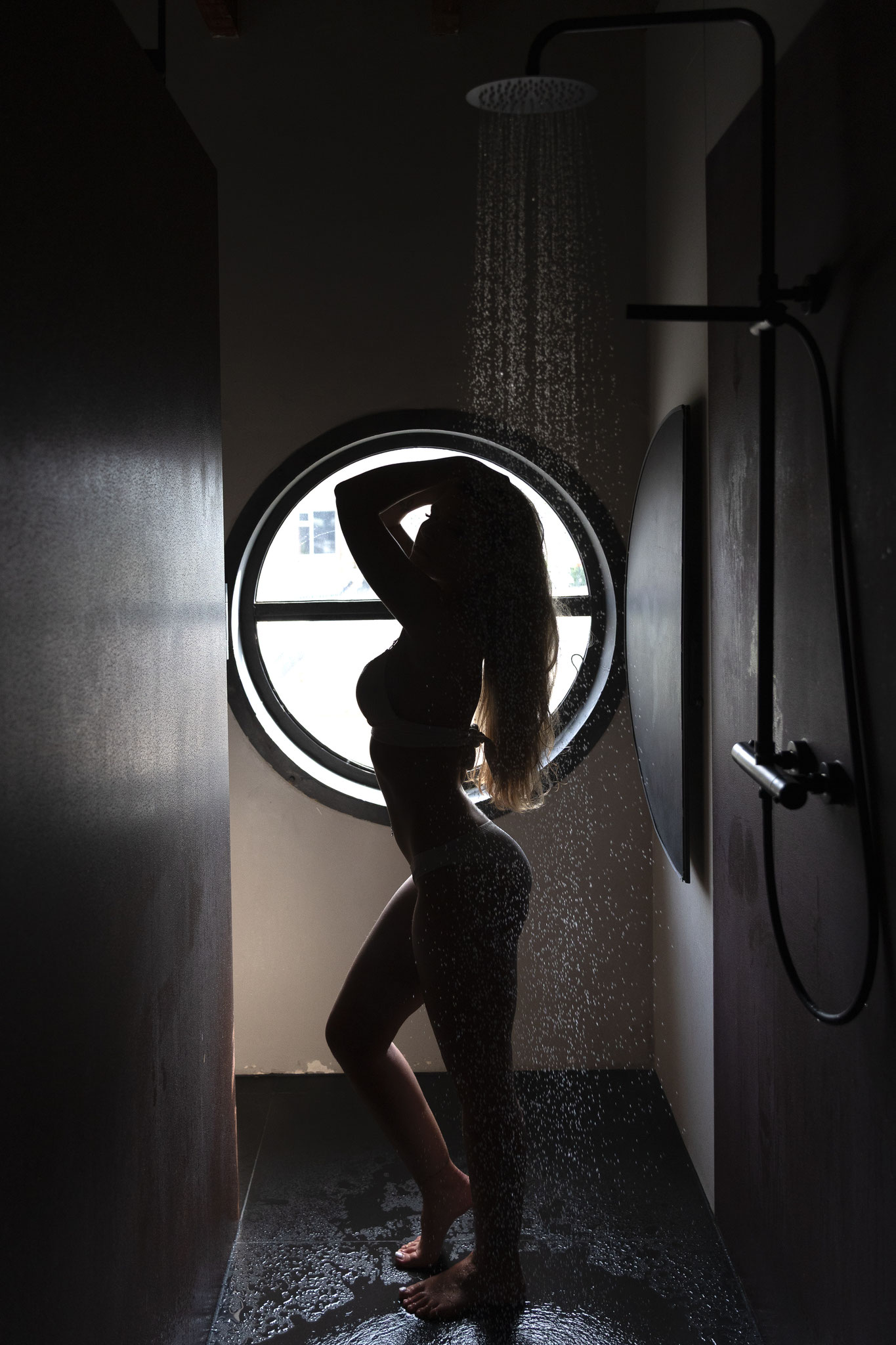 Boudoirportrait at Atelier de bioscoop in the Netherlands